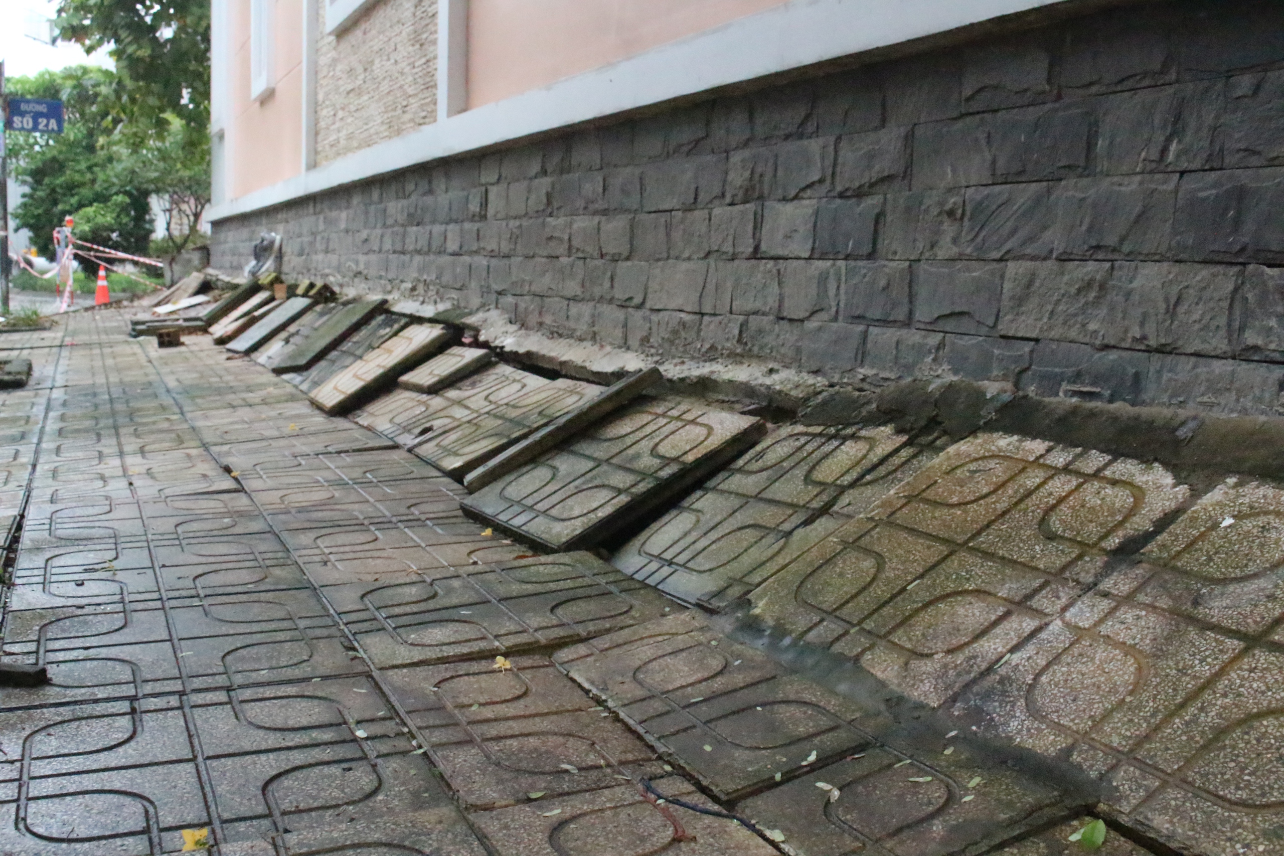 Phường lún nhanh nhất TP.HCM 'chìm' gần 1 mét: Nhiều nhà dân nứt tường, vỡ nền- Ảnh 3.