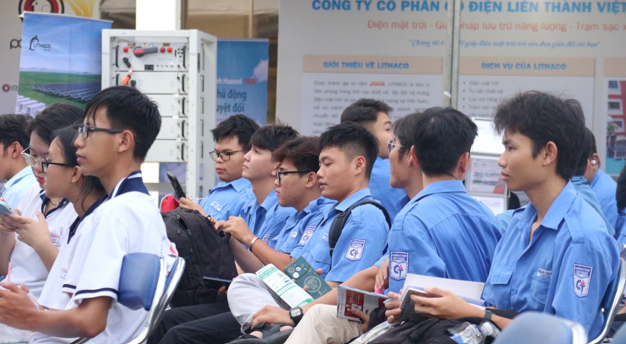 Chuyên gia mách nước 10 nhóm ngành không bao giờ thất nghiệp- Ảnh 3.