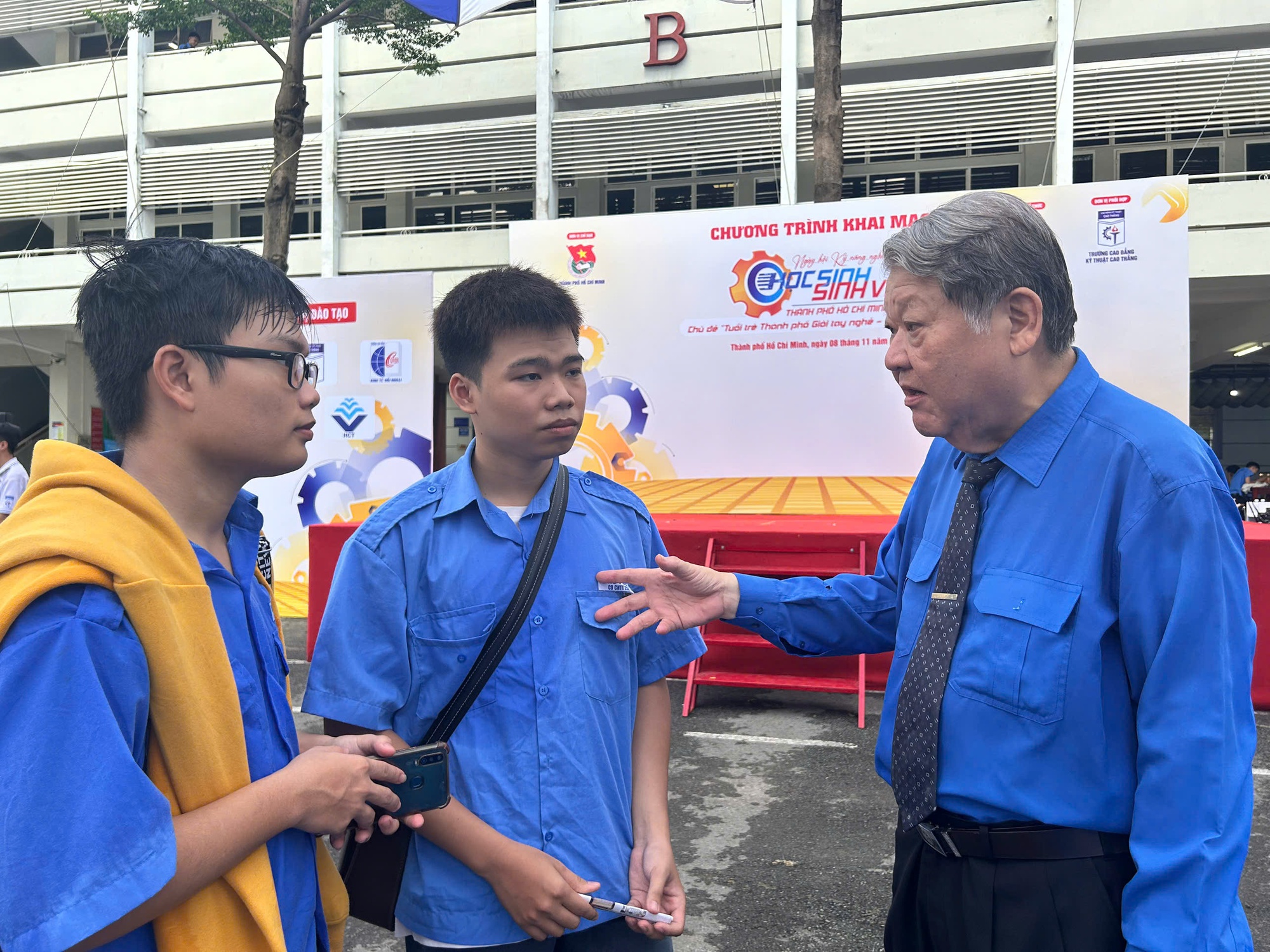 Chuyên gia mách nước 10 nhóm ngành không bao giờ thất nghiệp- Ảnh 4.