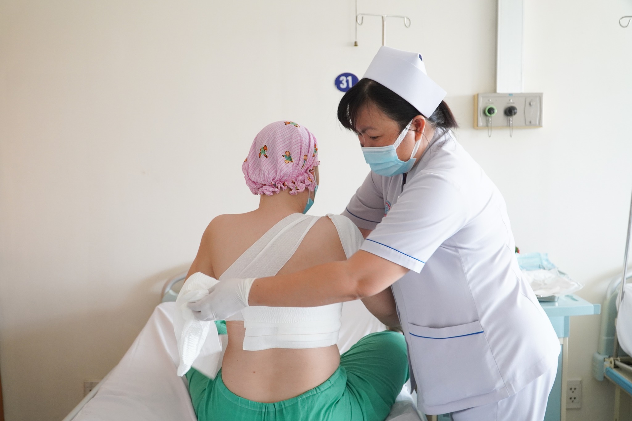 Dùng kỹ thuật mới điều trị bệnh nhân ung thư vú, từng ghép thận- Ảnh 2.