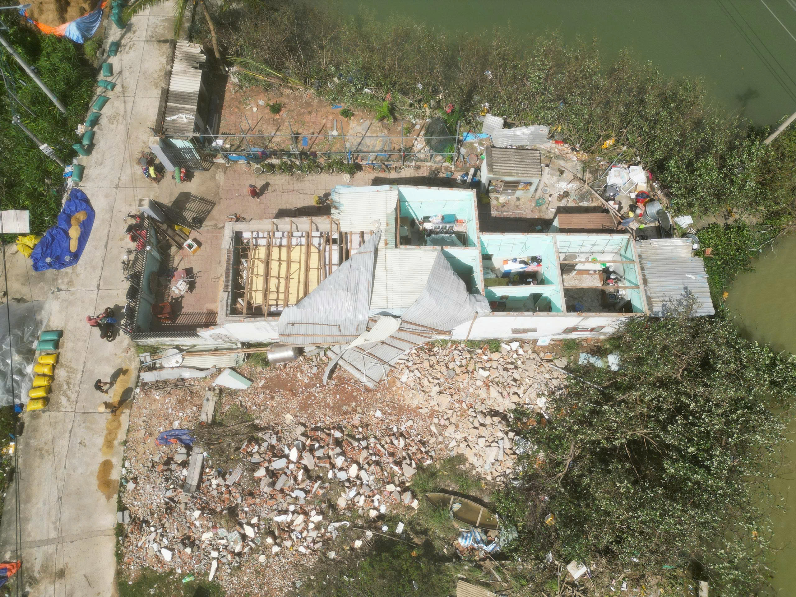 Sau bão Kalmaegi và những mái nhà đổ nát - Ảnh 3.