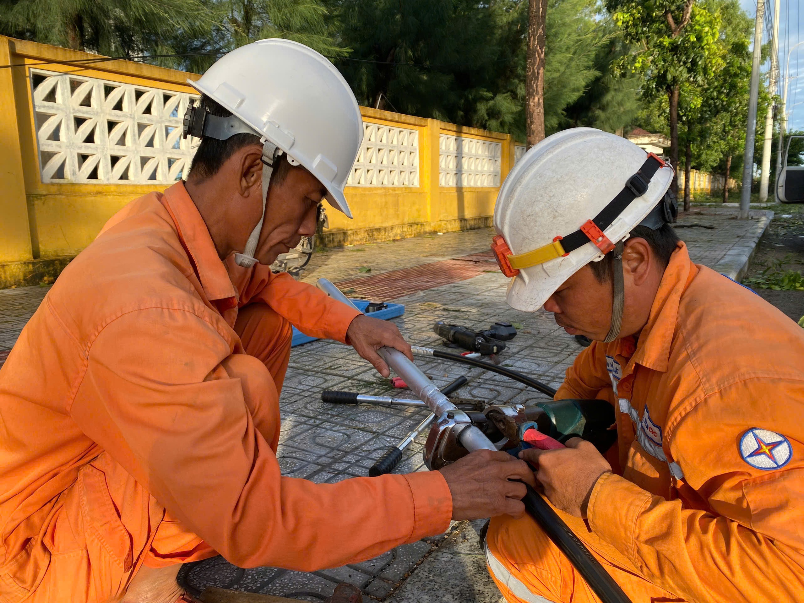 Điện lực Đắk Lắk huy động lực lượng khắc phục sự cố điện sau bão Kalmaegi - Ảnh 1.