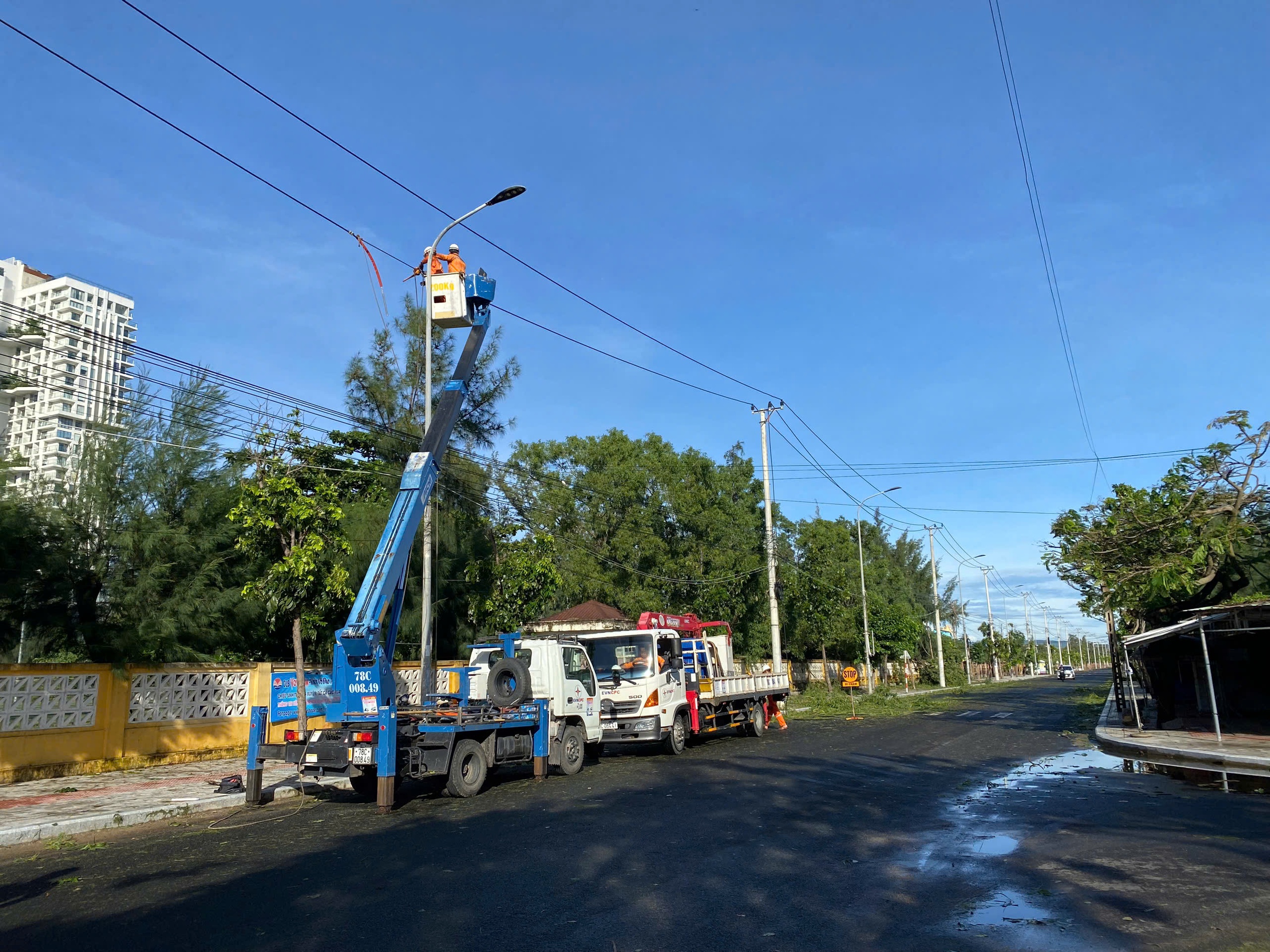 Điện lực Đắk Lắk huy động lực lượng khắc phục sự cố điện sau bão Kalmaegi - Ảnh 2.