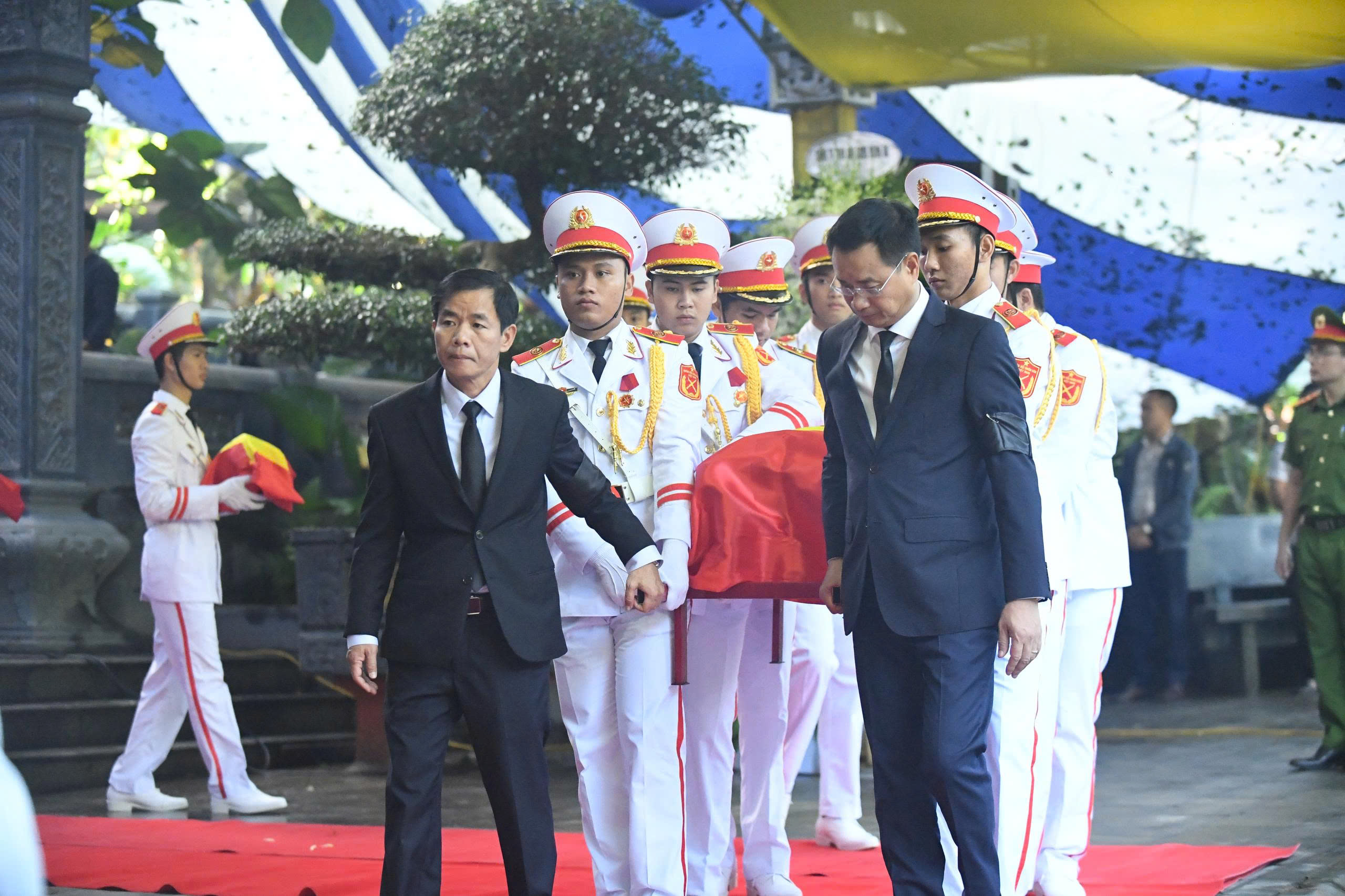 An táng hài cốt liệt sĩ hy sinh tại hang Tám Cô sau hơn nửa thế kỷ - Ảnh 2.