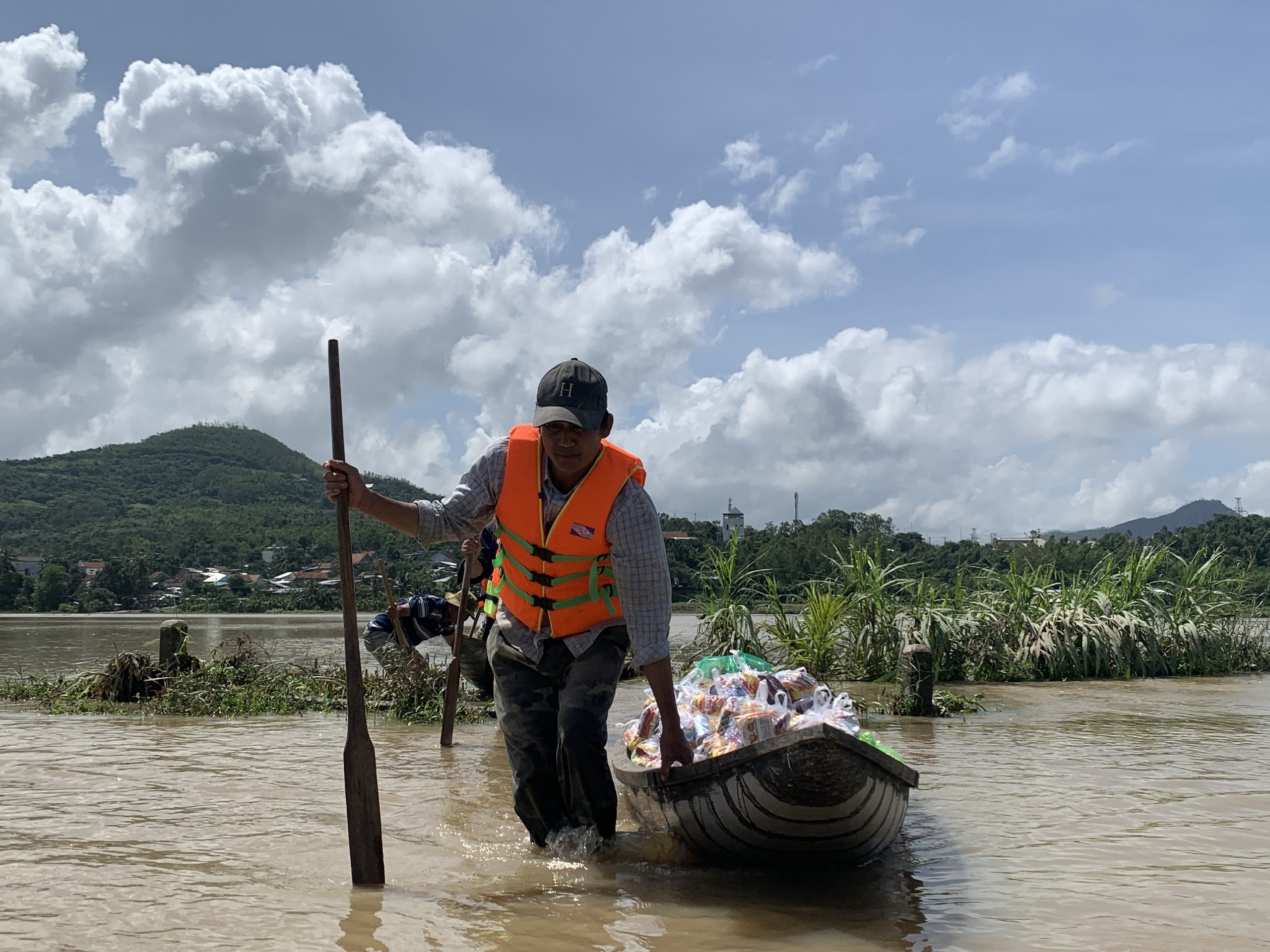 Xóm nhỏ bị cô lập, người dân phải dùng ghe tiếp tế lương thực sau bão Kalmaegi - Ảnh 5.