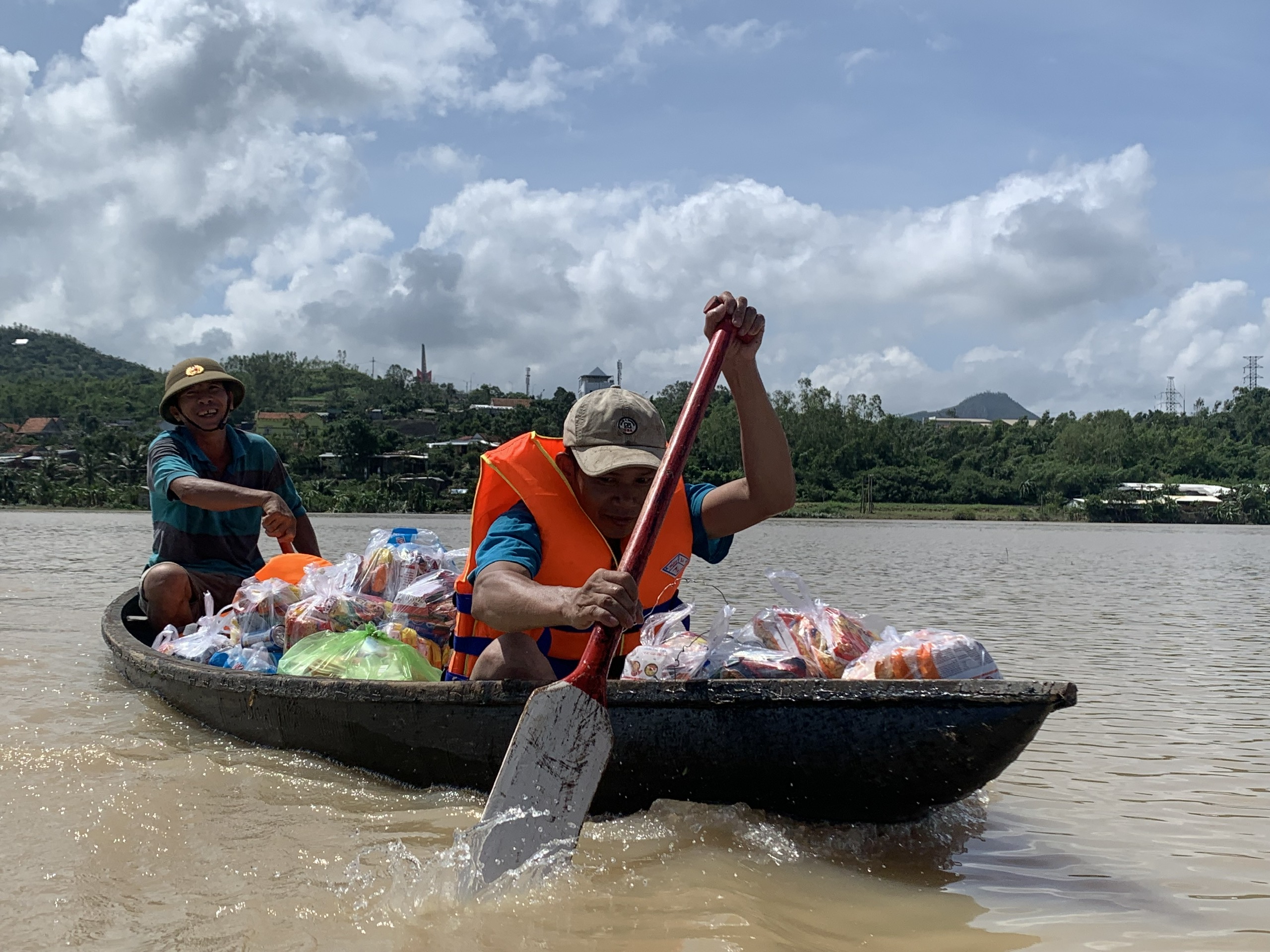 Xóm nhỏ bị cô lập, người dân phải dùng ghe tiếp tế lương thực sau bão Kalmaegi - Ảnh 3.