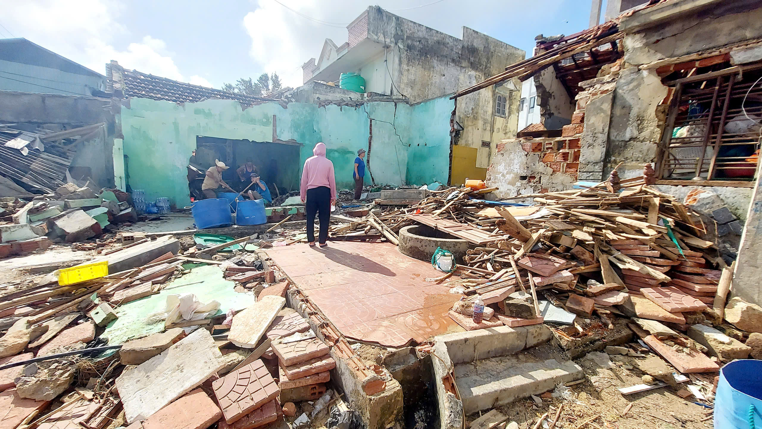 Sau bão Kalmaegi và những mái nhà đổ nát - Ảnh 4.