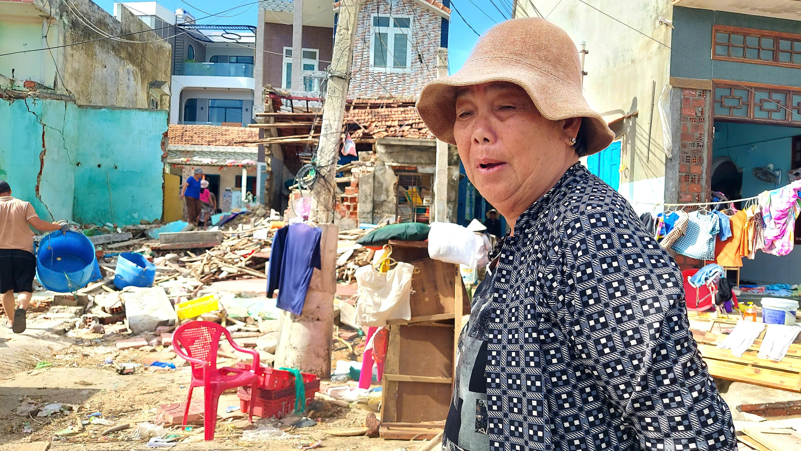 Sau bão Kalmaegi và những mái nhà đổ nát - Ảnh 5.