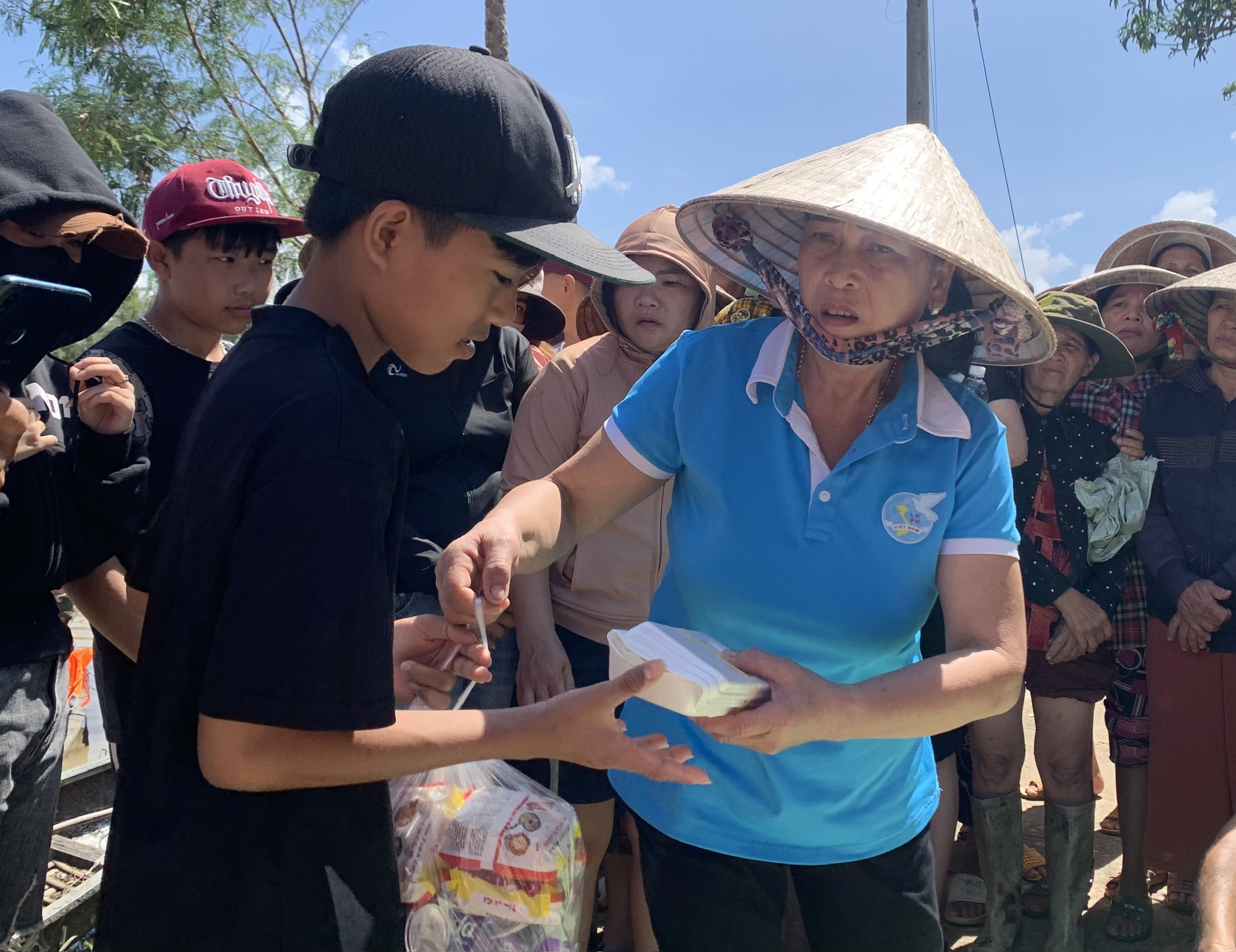 Xóm nhỏ bị cô lập, người dân phải dùng ghe tiếp tế lương thực sau bão Kalmaegi - Ảnh 7.