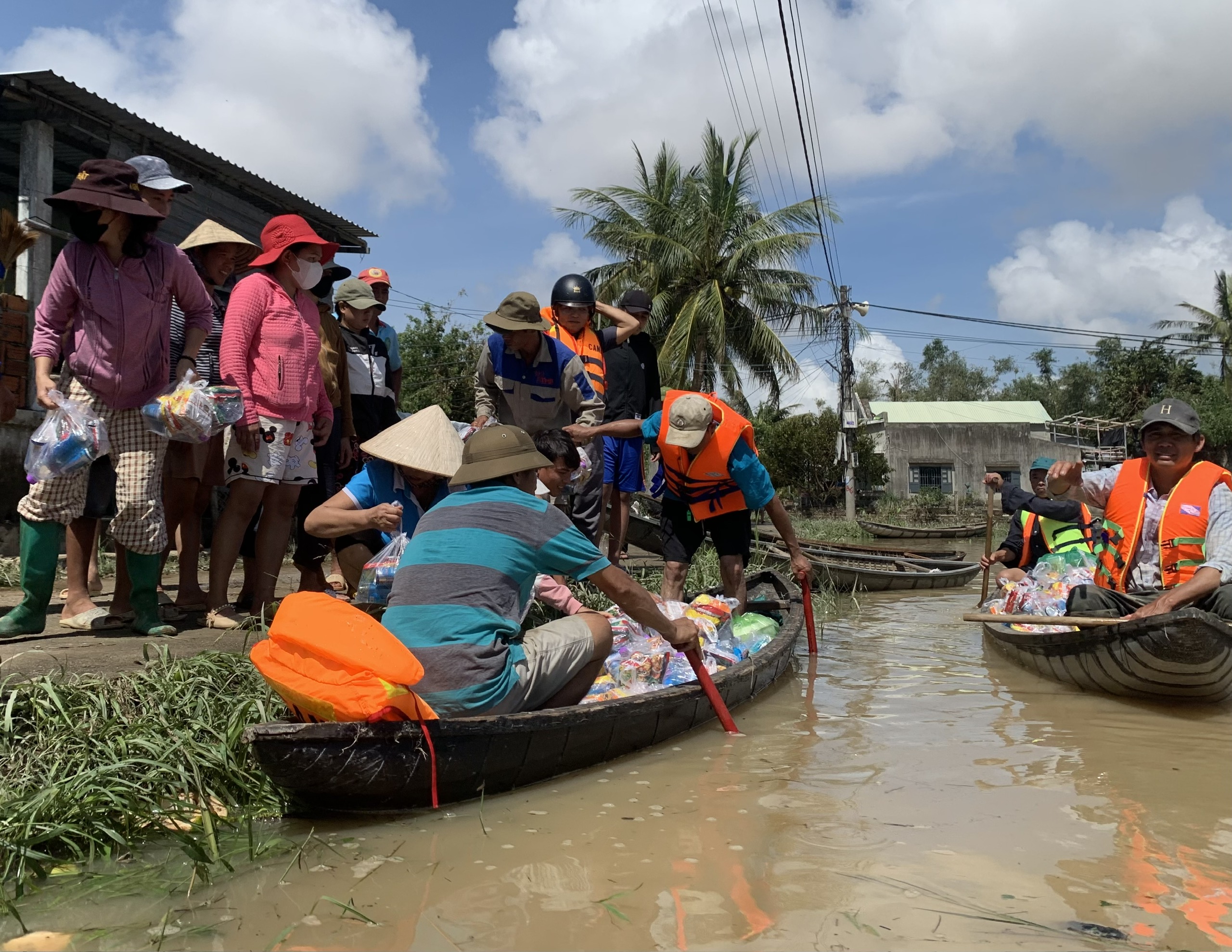 Xóm nhỏ bị cô lập, người dân phải dùng ghe tiếp tế lương thực sau bão Kalmaegi - Ảnh 4.