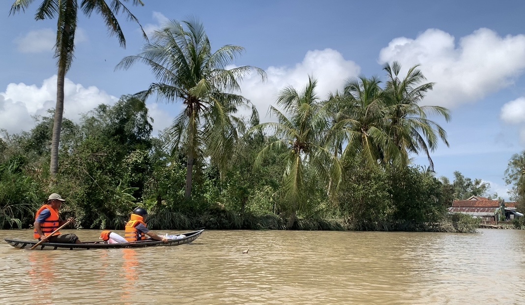 Xóm nhỏ bị cô lập, người dân phải dùng ghe tiếp tế lương thực sau bão Kalmaegi - Ảnh 1.