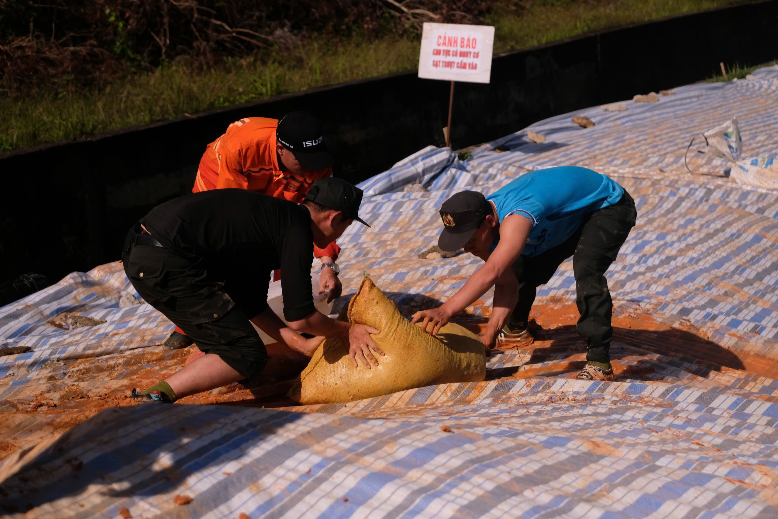 Khẩn cấp triển khai 48 mũi khoan phụt chống thấm thân đập hồ chứa nước Cay An - Ảnh 9.