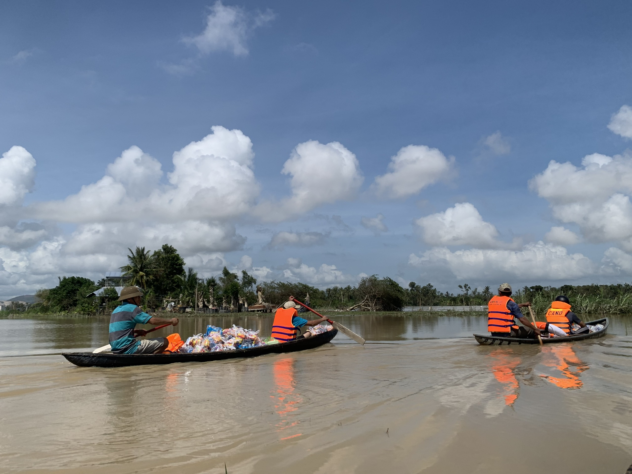 Xóm nhỏ bị cô lập, người dân phải dùng ghe tiếp tế lương thực sau bão Kalmaegi - Ảnh 2.
