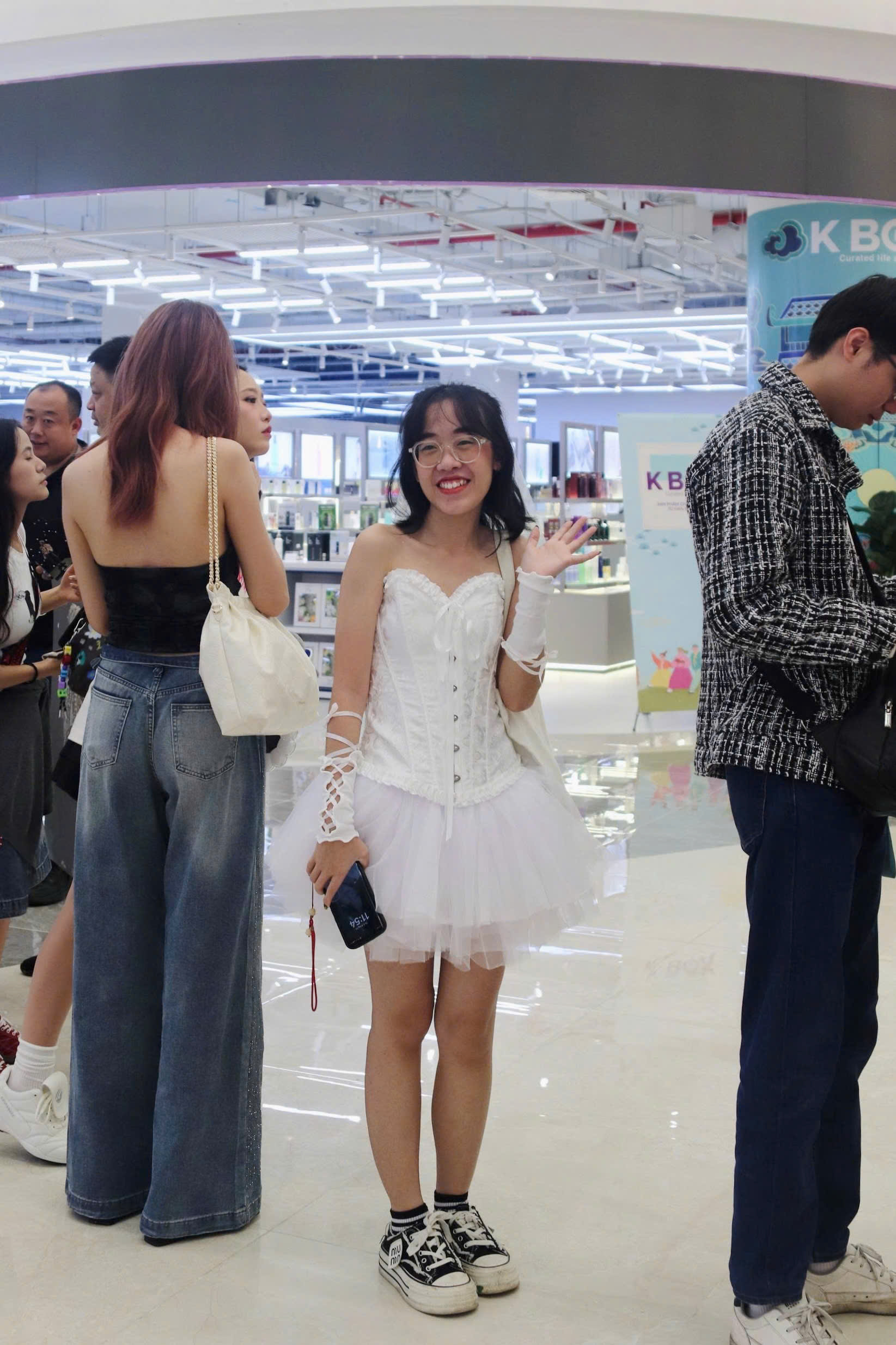 Fan mặc áo cưới, chạy như marathon vào show của G-Dragon - Ảnh 5.