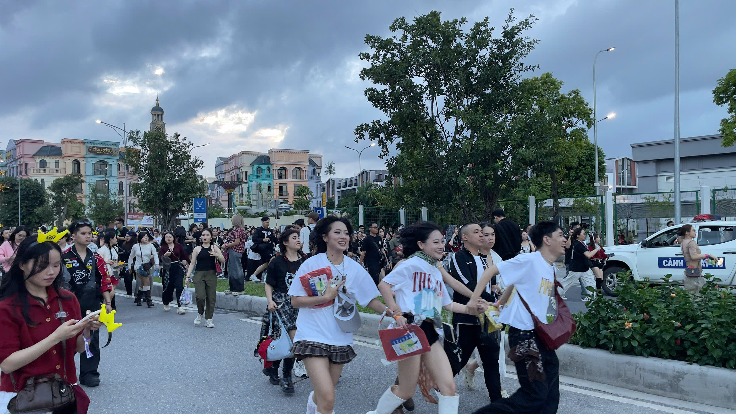 Fan mặc áo cưới, chạy như marathon vào show của G-Dragon - Ảnh 2.