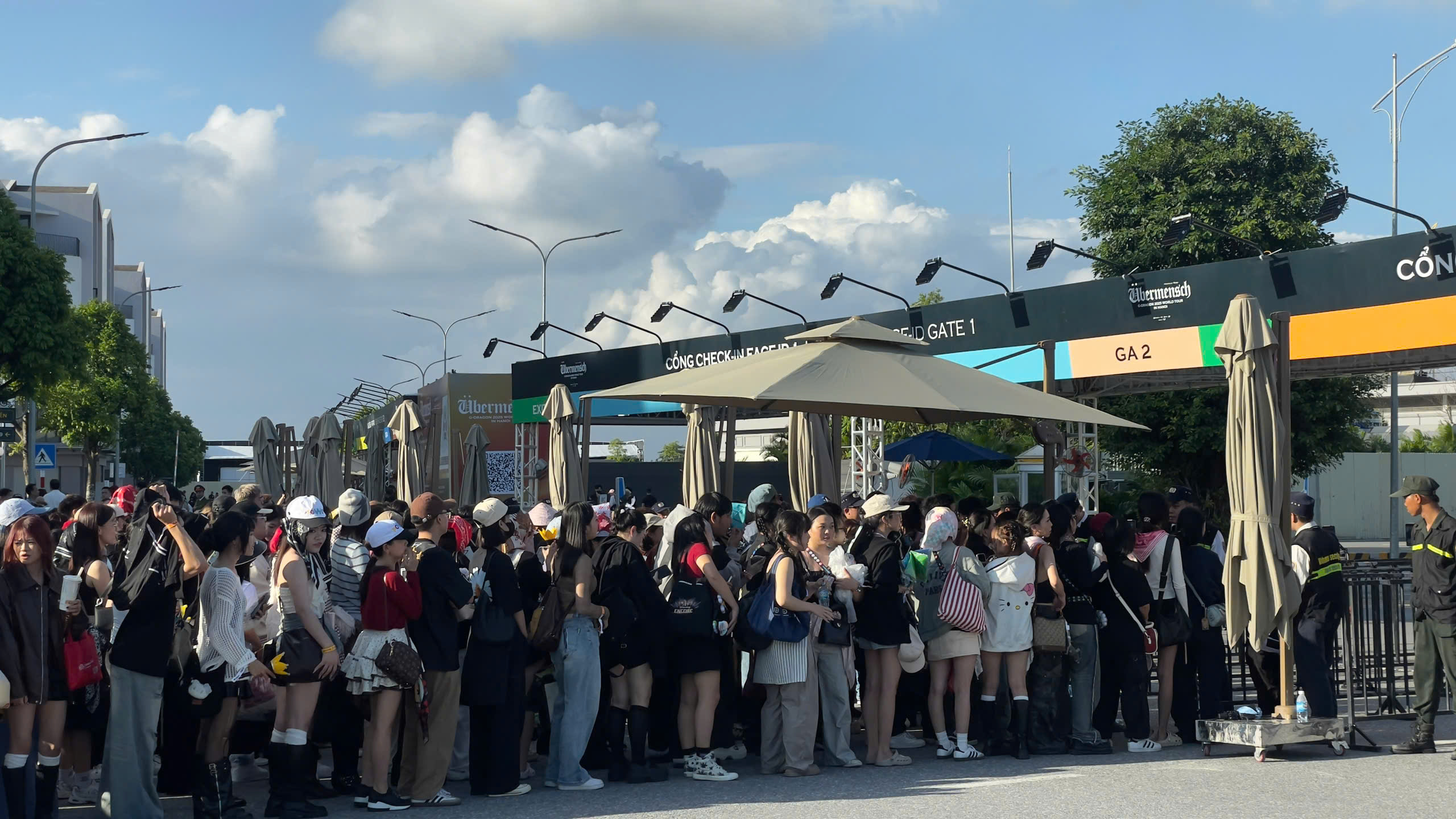 Fan mặc áo cưới, chạy như marathon vào show của G-Dragon - Ảnh 1.