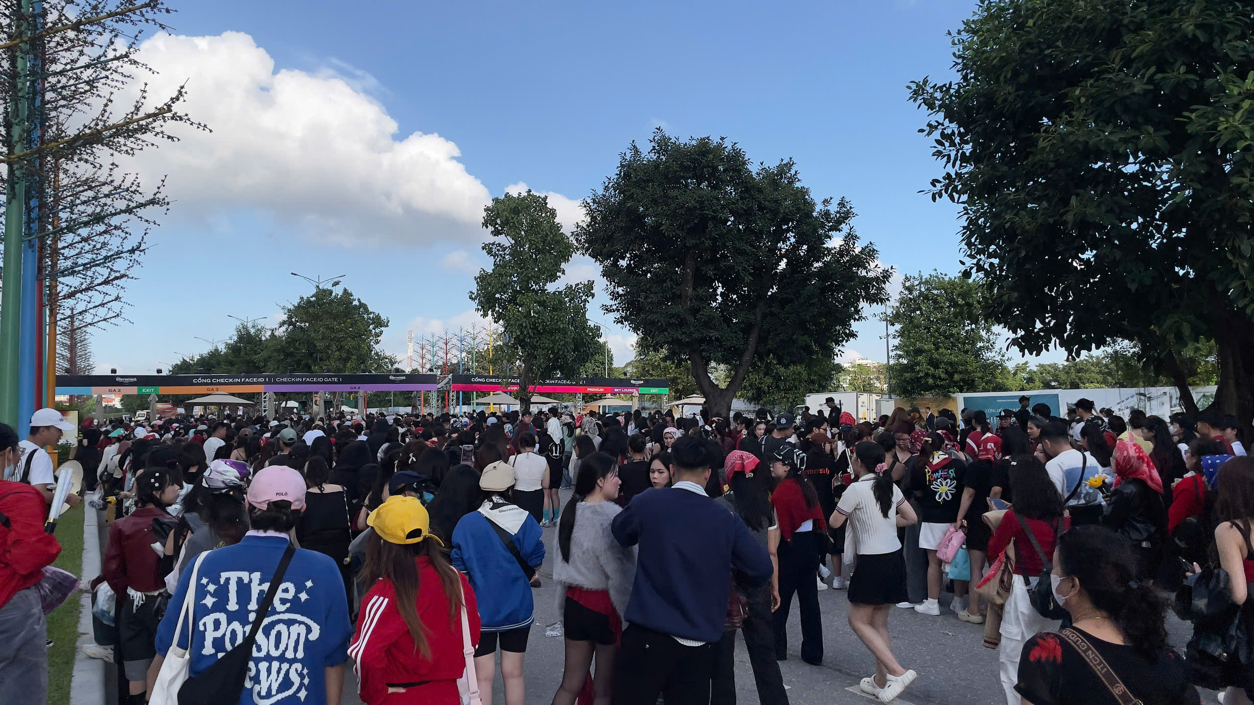 Fan mặc áo cưới, chạy như marathon vào show của G-Dragon - Ảnh 3.