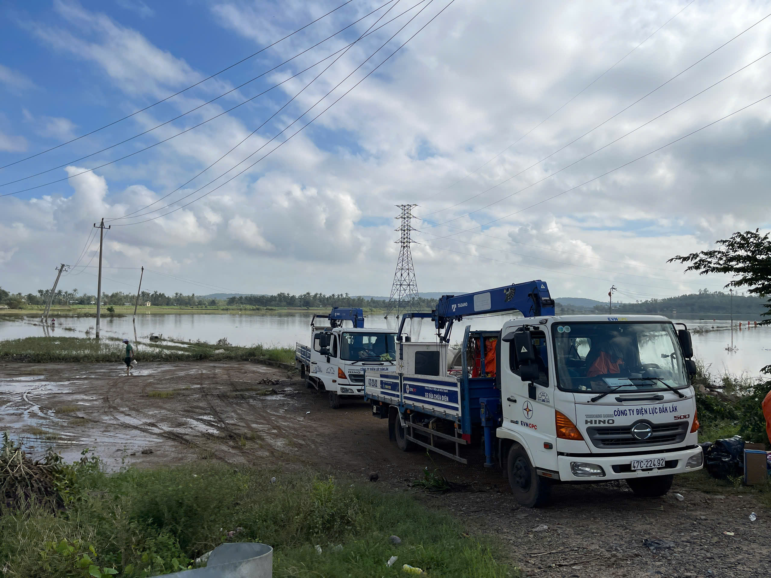 Điện lực Đắk Lắk huy động lực lượng khắc phục sự cố điện sau bão Kalmaegi - Ảnh 3.