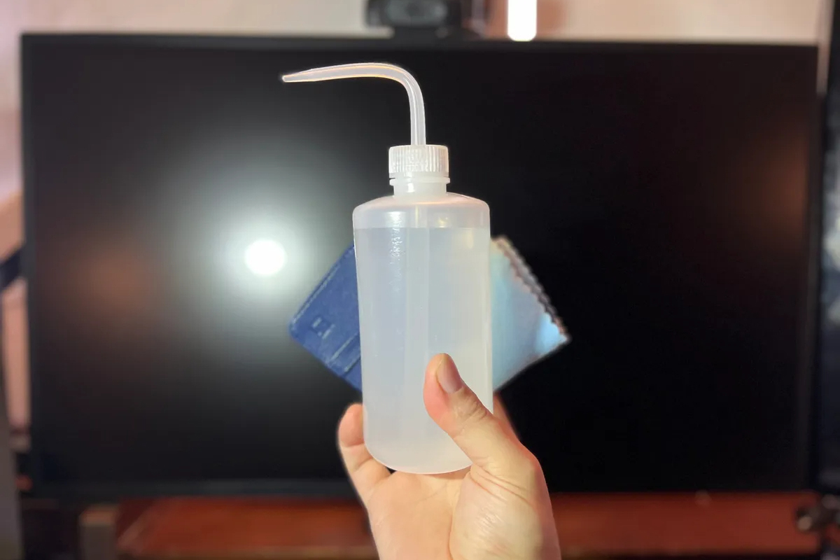 Cảnh báo nước lau kính có thể làm hỏng màn hình TV - Ảnh 1.