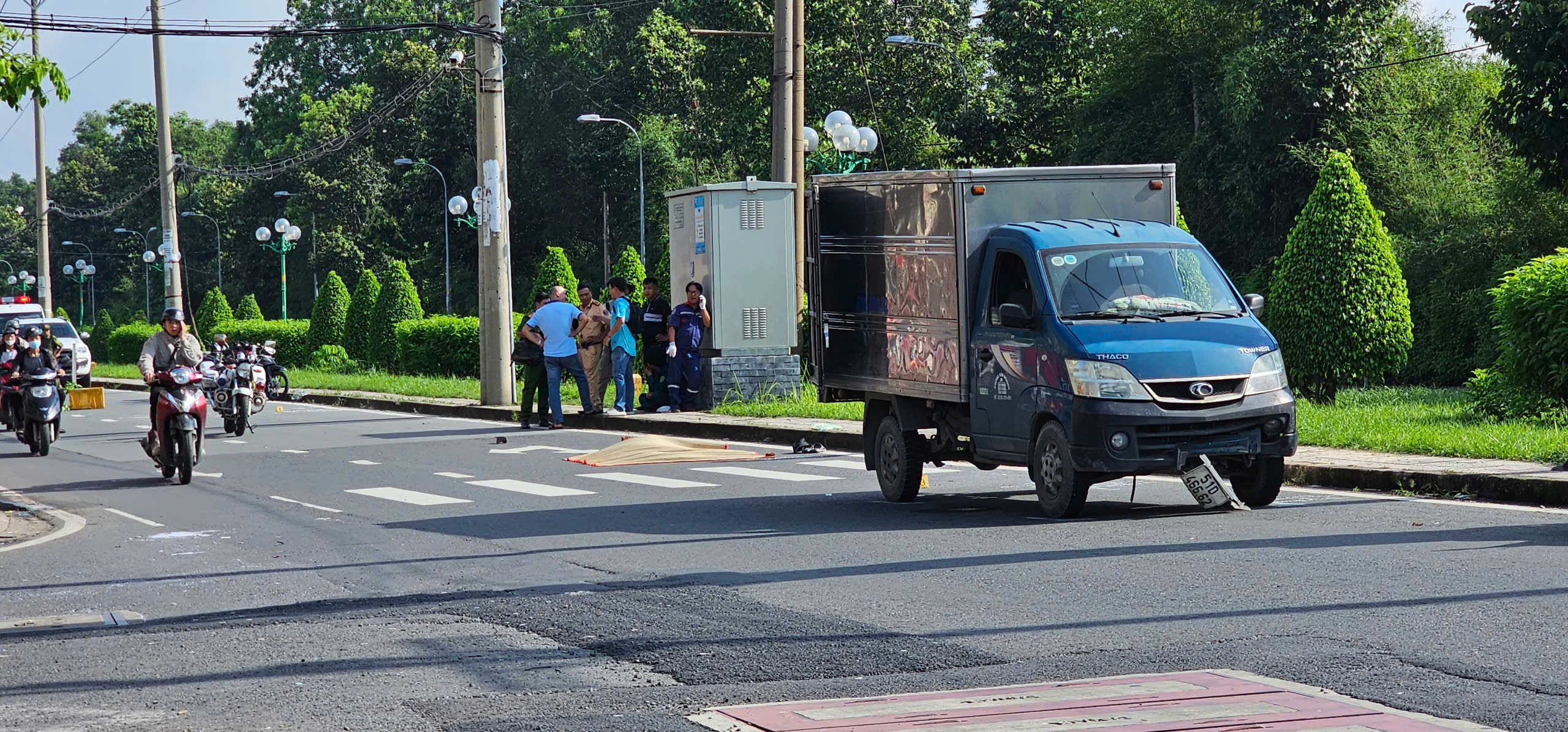 C&ocirc;ng an TP.HCM tr&iacute;ch xuất camera l&agrave;m r&otilde; vụ tai nạn xe tải v&agrave; người đi bộ - Ảnh 1.