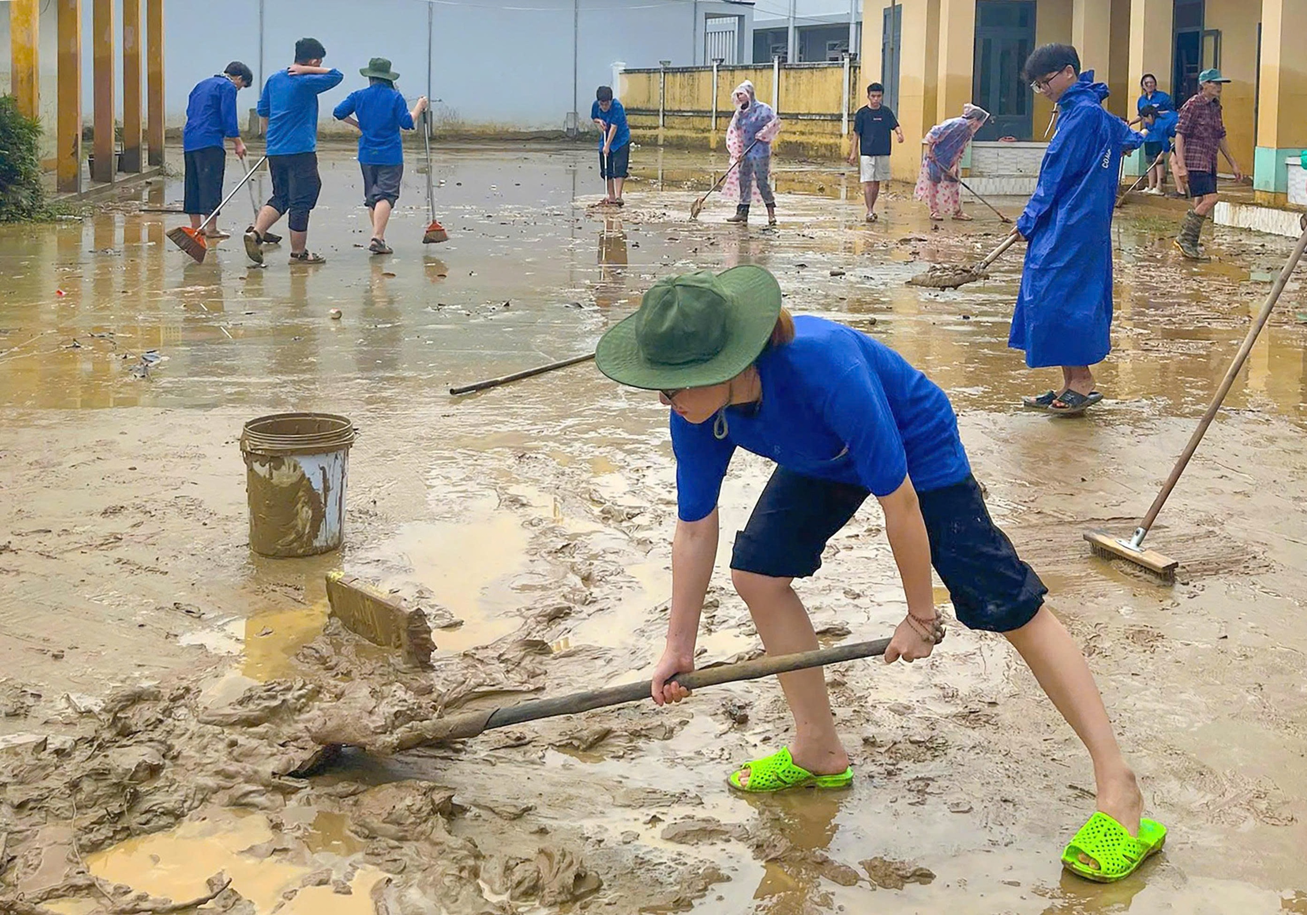 Trường học bão lũ vùng miền Trung đón học sinh trở lại sau thiên tai khắc nghiệt - Ảnh 1. Trường học bão lũ vùng miền Trung đón học sinh trở lại sau thiên tai khắc nghiệt - Ảnh 1.