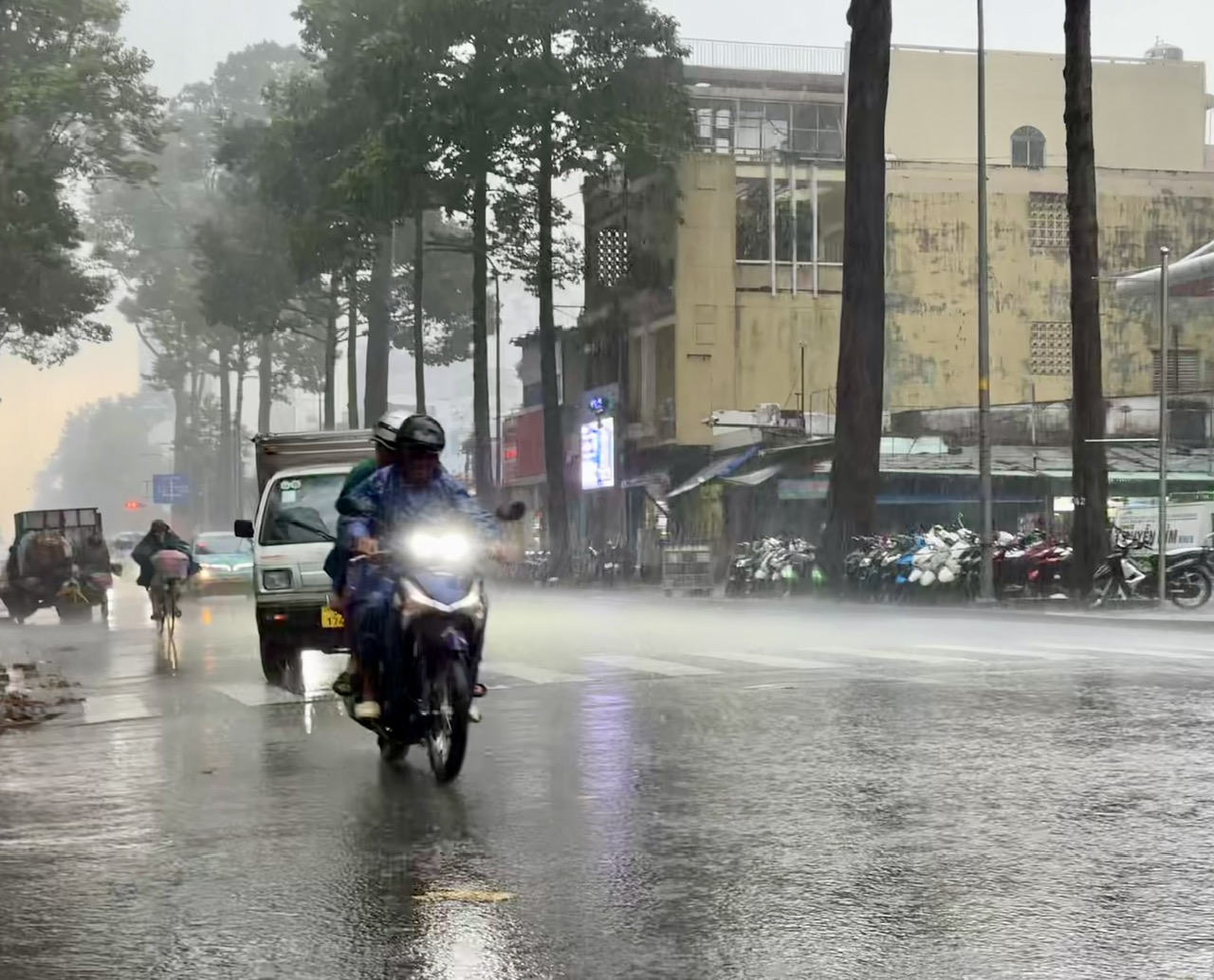 TP.HCM sấm sét ì đùng, nhiều nơi mưa lớn, triều cường gây ngập đến 40 cm- Ảnh 1. TP.HCM sấm sét ì đùng, nhiều nơi mưa lớn, triều cường gây ngập đến 40 cm- Ảnh 1.