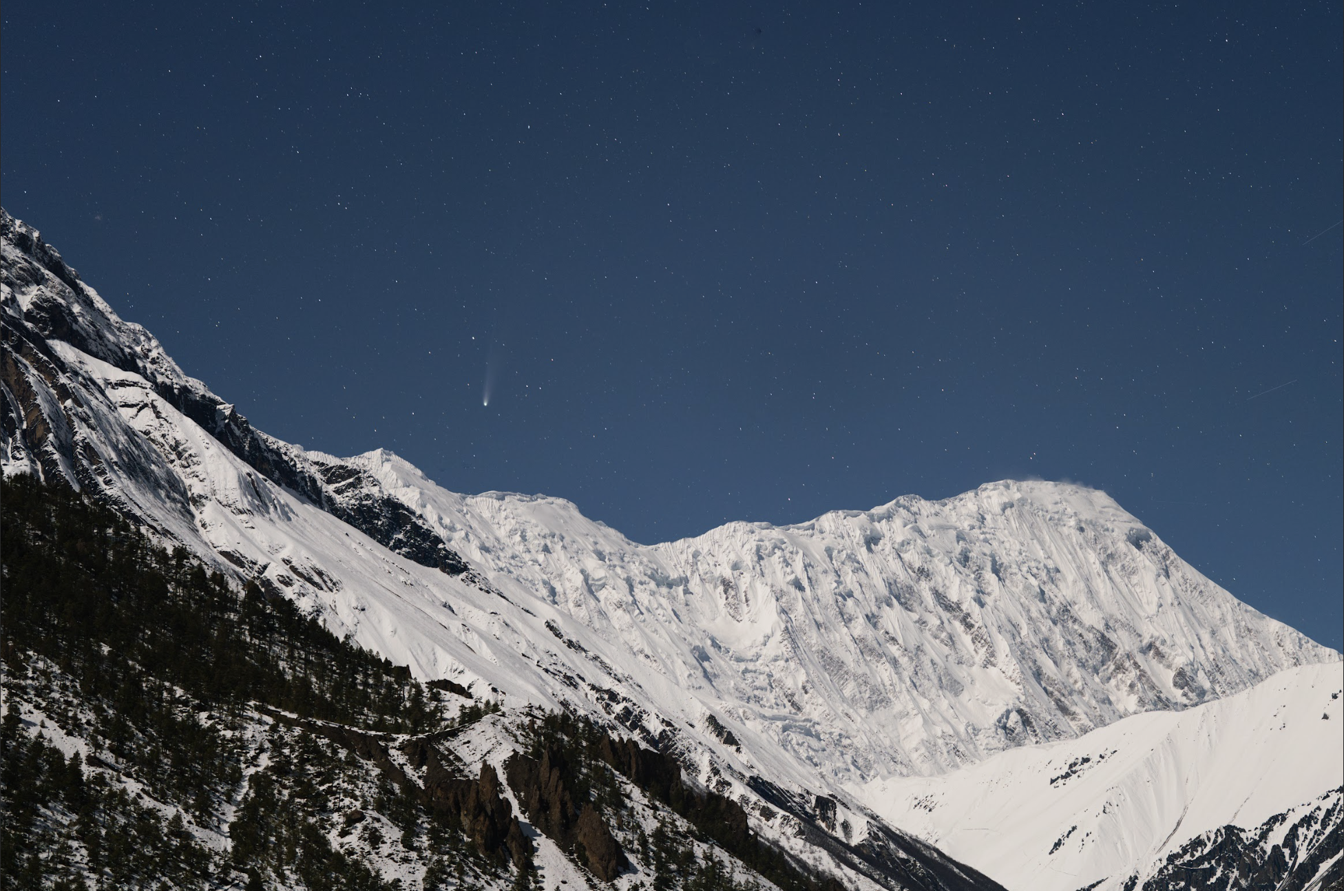 Chàng trai Việt 'bắt' sao chổi thiên niên kỷ ở Himalaya: 'Hẹn gặp sau... 1.000 năm nữa!' - Ảnh 1.