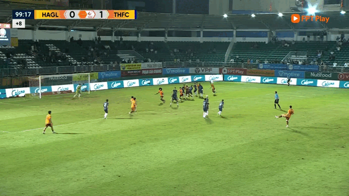 HAGL unikl porážce proti Thanh Hoa díky strhujícímu gólu ve 100. minutě: Pan Vu Tien Thanh slavil velmi podivně - Foto 6. HAGL thoát thua Thanh Hóa nhờ bàn thắng nghẹt thở phút 100: Ông Vũ Tiến Thành ăn mừng cực lạ - Ảnh 3.