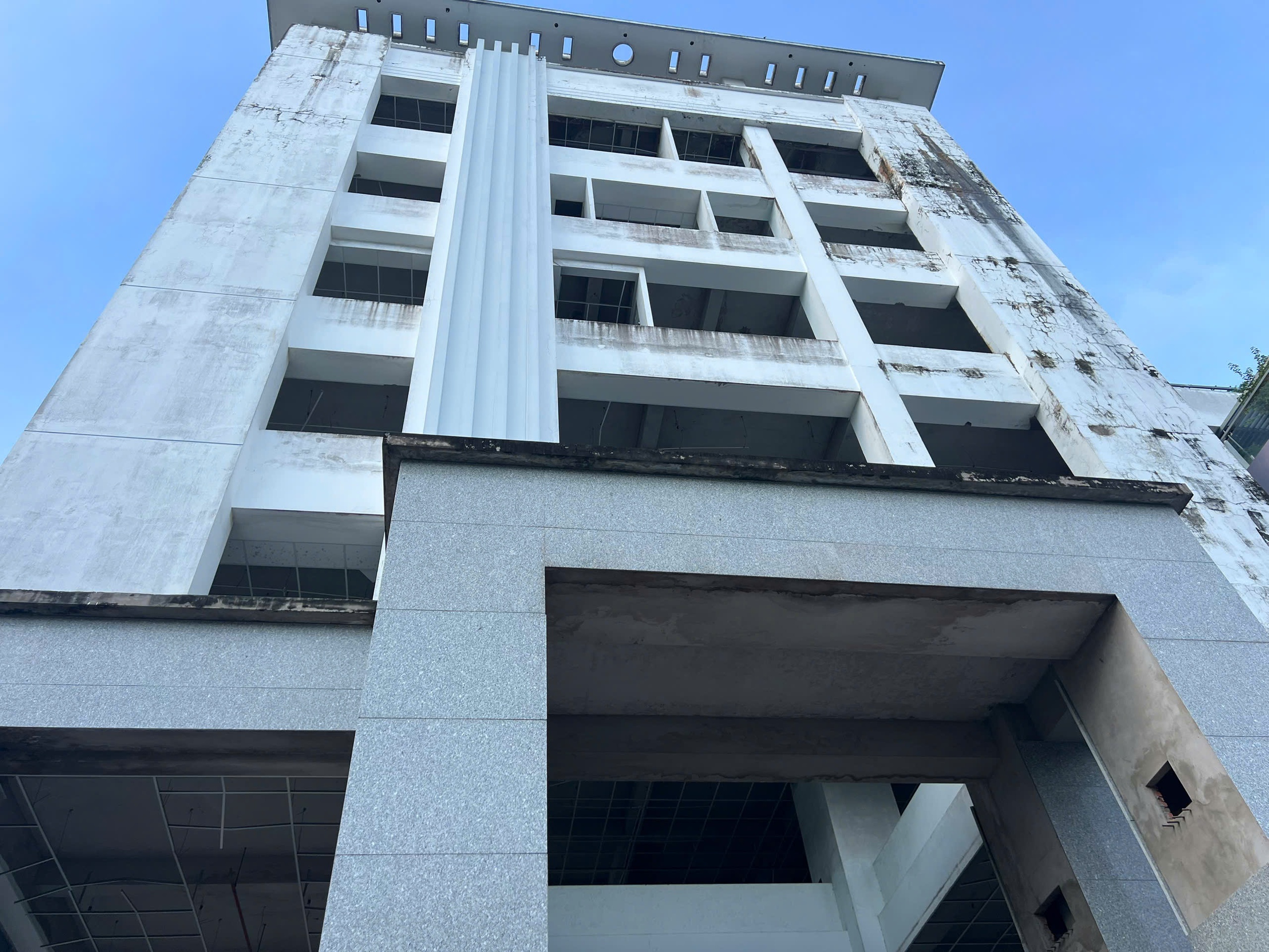 Vĩnh Long: Công trình 42 tỉ đồng “đắp chiếu” suốt 10 năm giữa lòng thành phố - Ảnh 1.