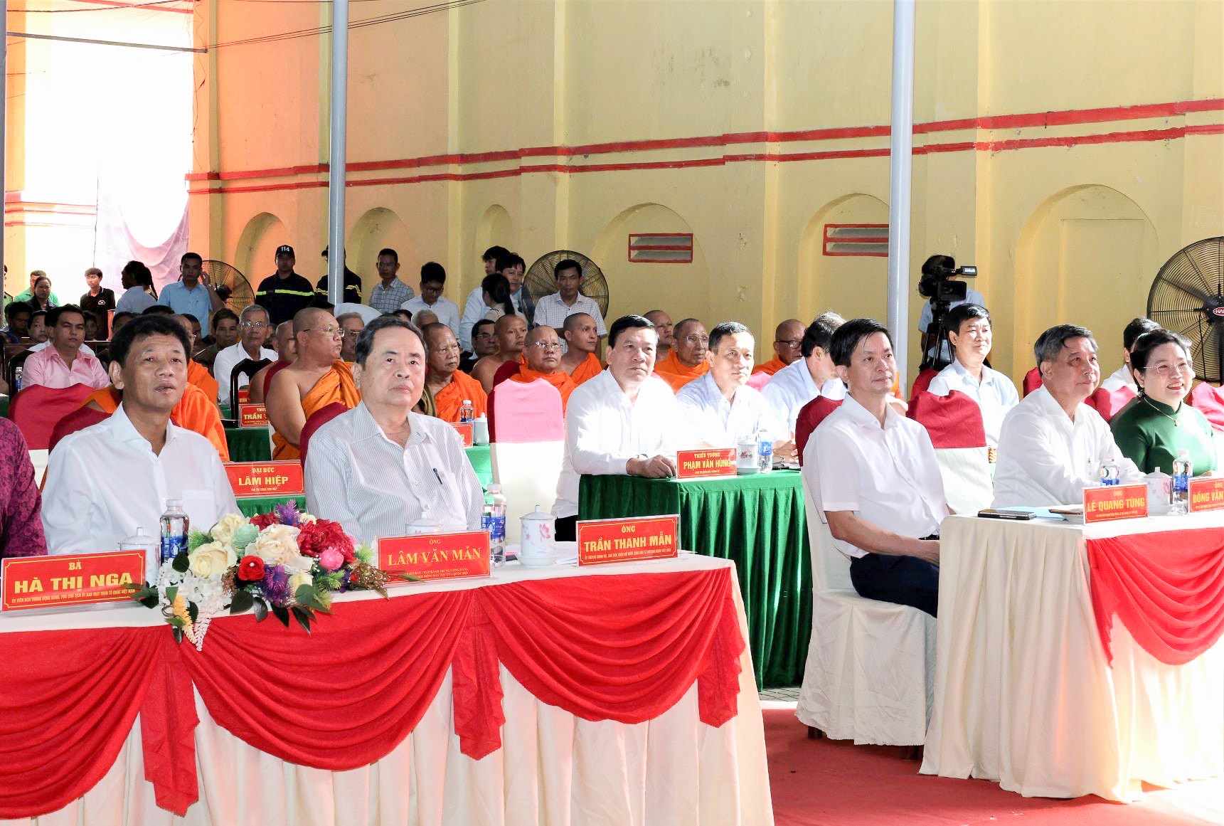Voorzitter van de Nationale Assemblee woont de Nationale Grote Eenheidsdag bij in Can Tho - Foto 2. Chủ tịch Quốc hội dự Ngày hội Đại đoàn kết toàn dân tộc tại Cần Thơ- Ảnh 2.