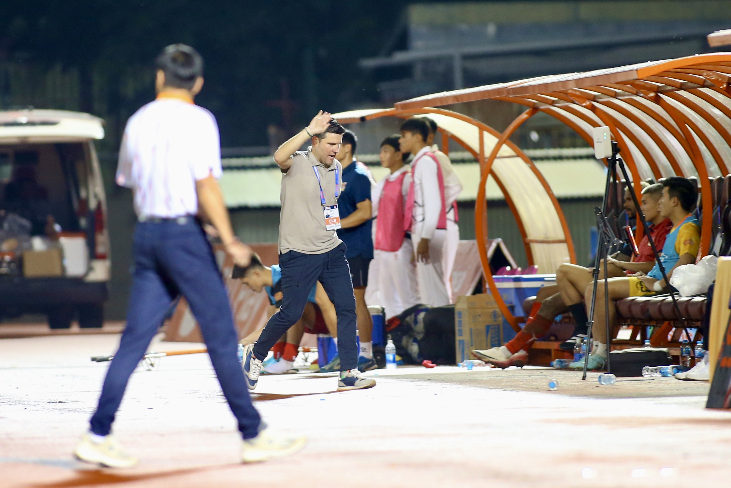 Phản ứng trái ngược sau trận cầu kịch tính: HLV Lê Huỳnh Đức mãn nguyện dù thua, HLV Ninh Bình thì…- Ảnh 2. Phản ứng trái ngược sau trận cầu kịch tính: HLV Lê Huỳnh Đức mãn nguyện dù thua, HLV Ninh Bình thì…- Ảnh 2.