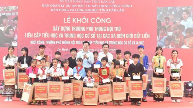 Premier start bouw van 72 internaats voor leerlingen in grensgebieden - Foto 10. Thủ tướng phát động khởi công xây dựng 72 trường nội trú cho học sinh vùng biên - Ảnh 10.