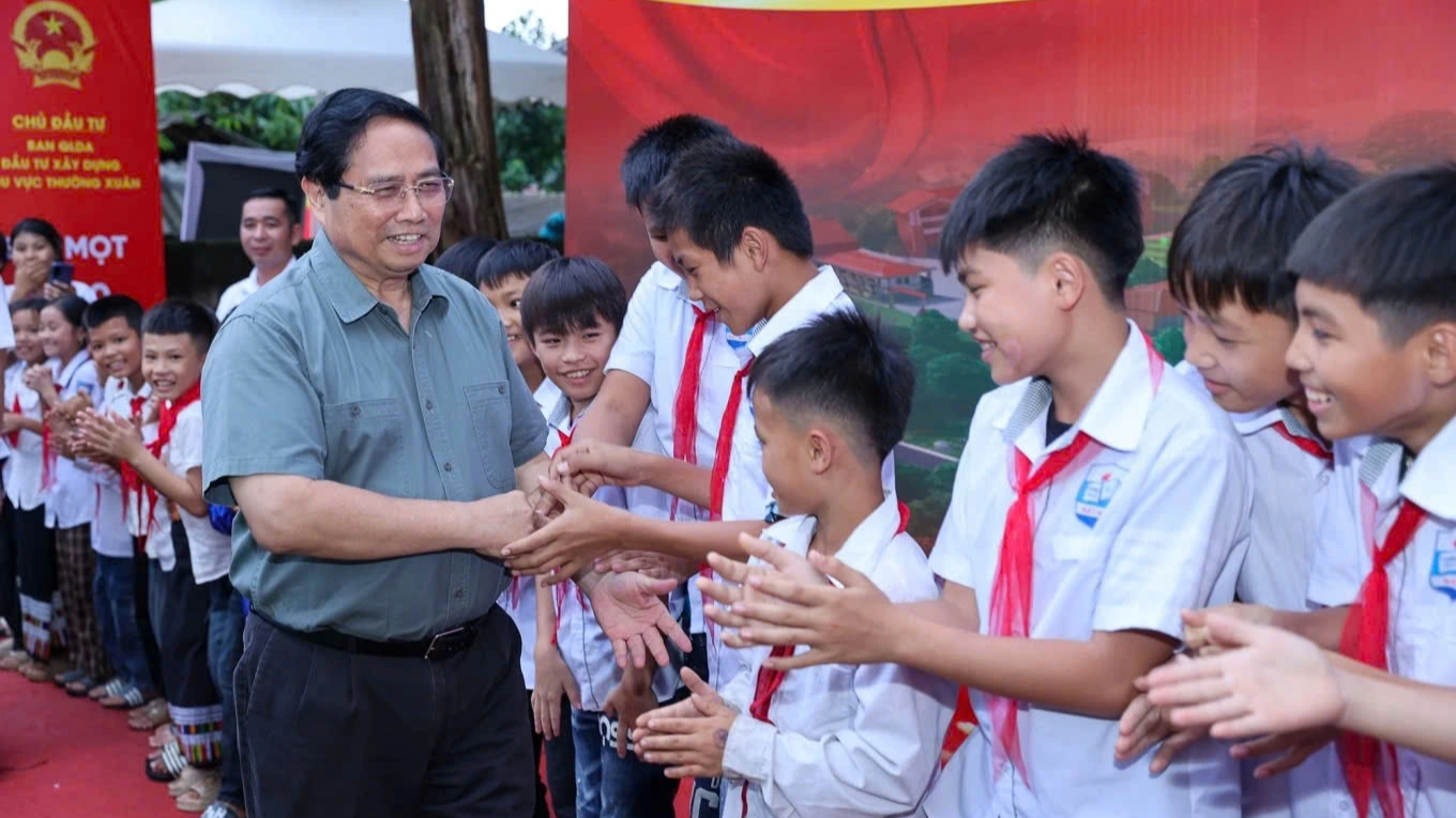 وزیر اعظم نے سرحدی علاقوں میں طلباء کے لیے 72 بورڈنگ اسکولوں کی تعمیر کا آغاز کیا - تصویر 1۔ Thủ tướng phát động khởi công xây dựng 72 trường nội trú cho học sinh vùng biên - Ảnh 1.