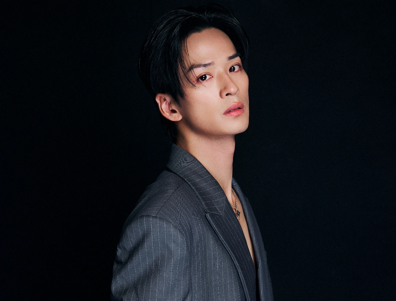 'Thầy giáo Ngạn' Trần Nghĩa trở lại khác lạ - Ảnh 1.