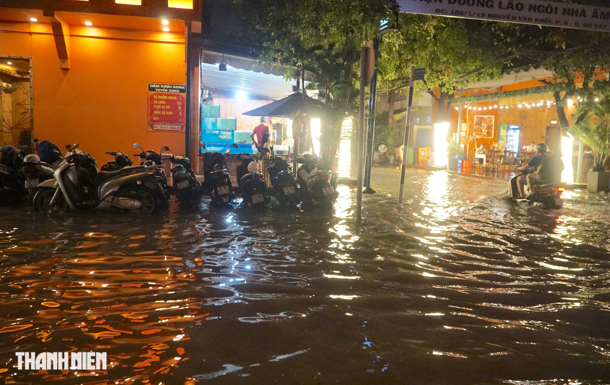 Mưa lớn cuối tuần: Nước ngập hơn 4 tiếng vẫn chưa rút ở đường Nguyễn Văn Khối - Ảnh 4.