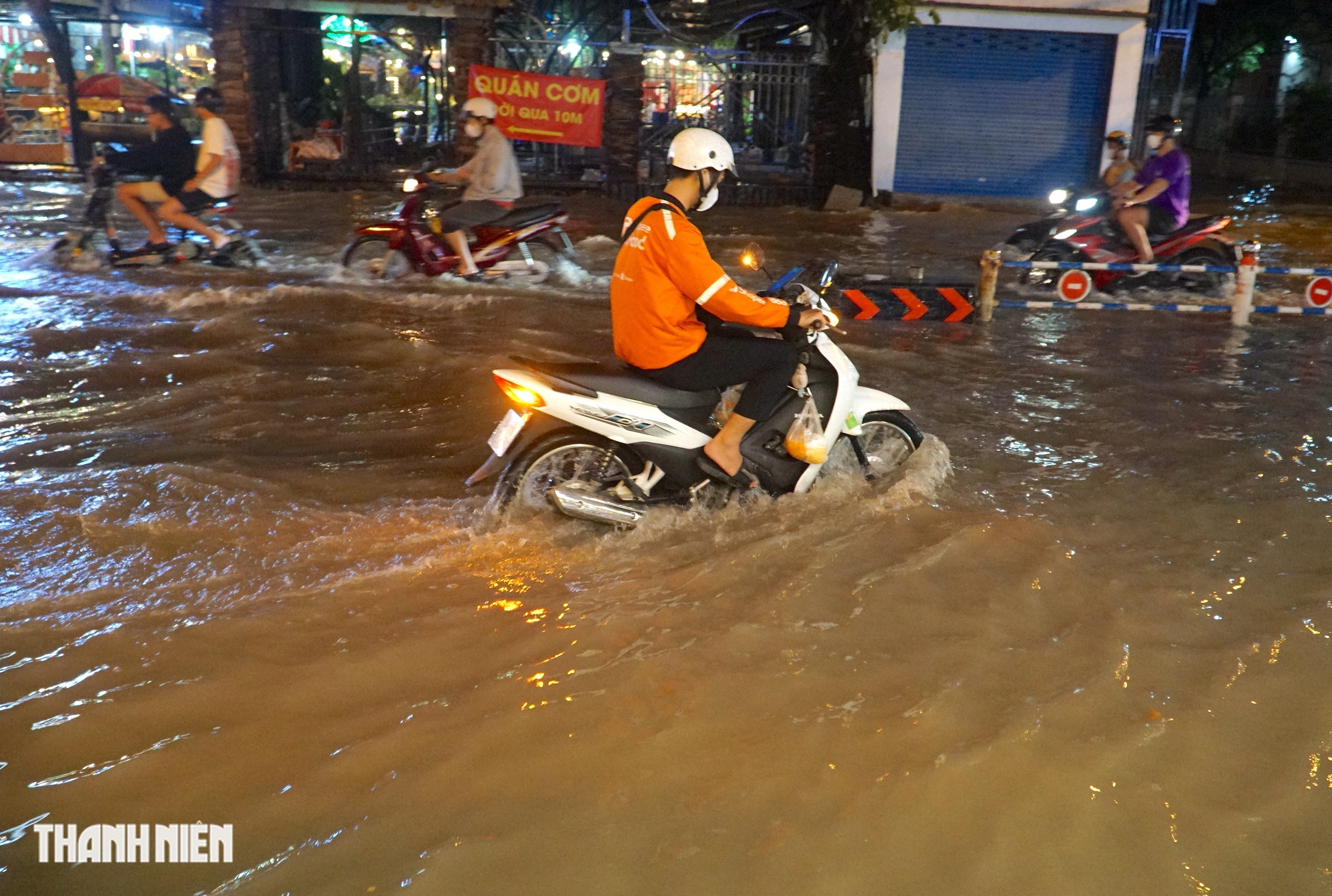 Mưa lớn cuối tuần: Nước ngập hơn 4 tiếng vẫn chưa rút ở đường Nguyễn Văn Khối - Ảnh 6.