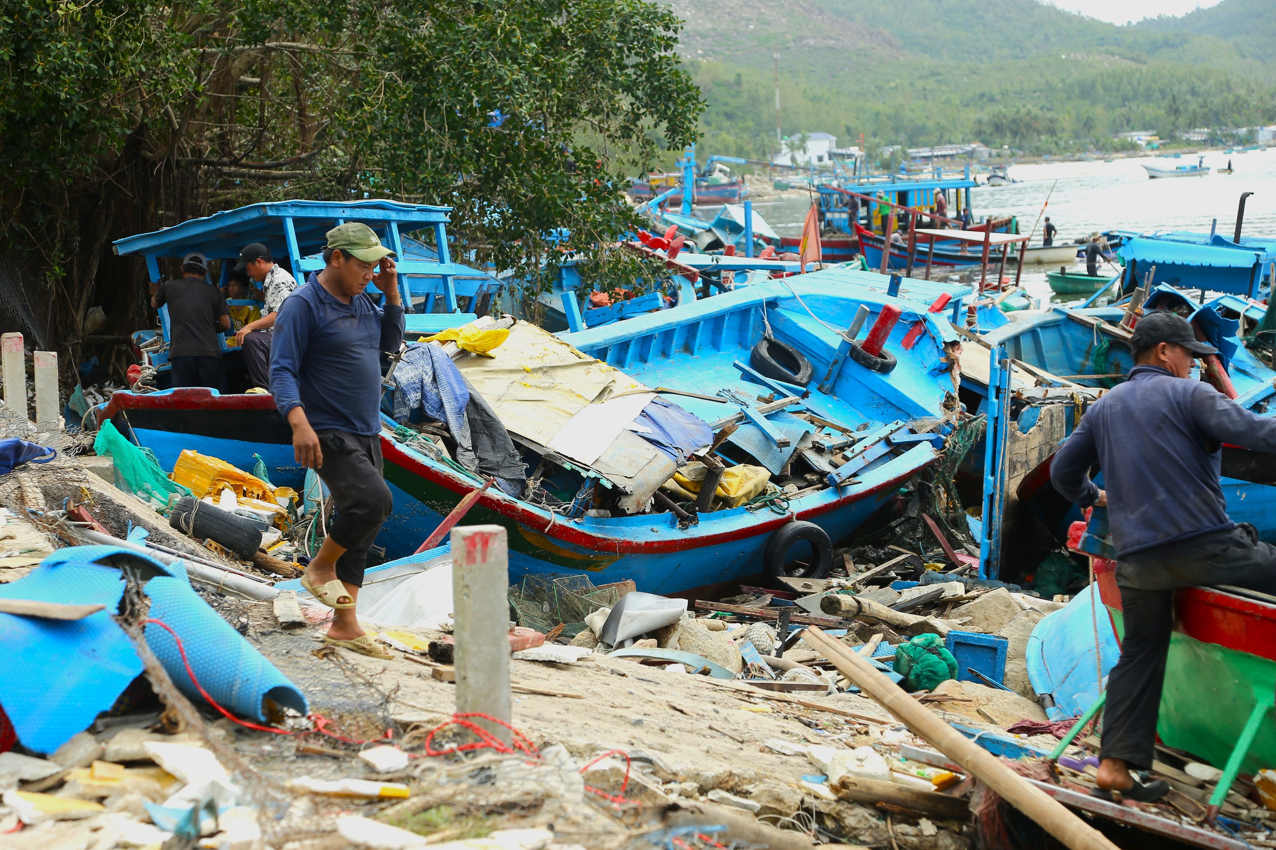 Tàu thuyền vỡ nát sau bão số 13, ngư dân gắng gượng thu gom - Ảnh 1. Tàu thuyền vỡ nát sau bão số 13, ngư dân gắng gượng thu gom - Ảnh 1.