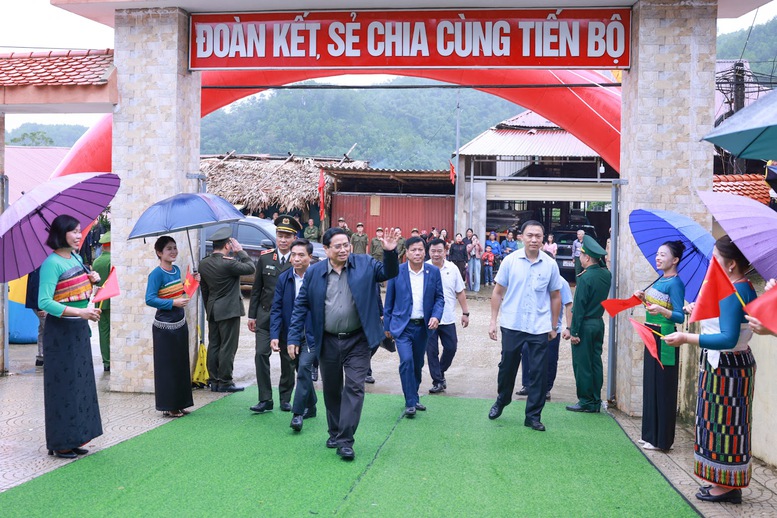 Khởi công đồng loạt 72 trường phổ thông nội trú liên cấp tại các xã biên giới - Ảnh 1.