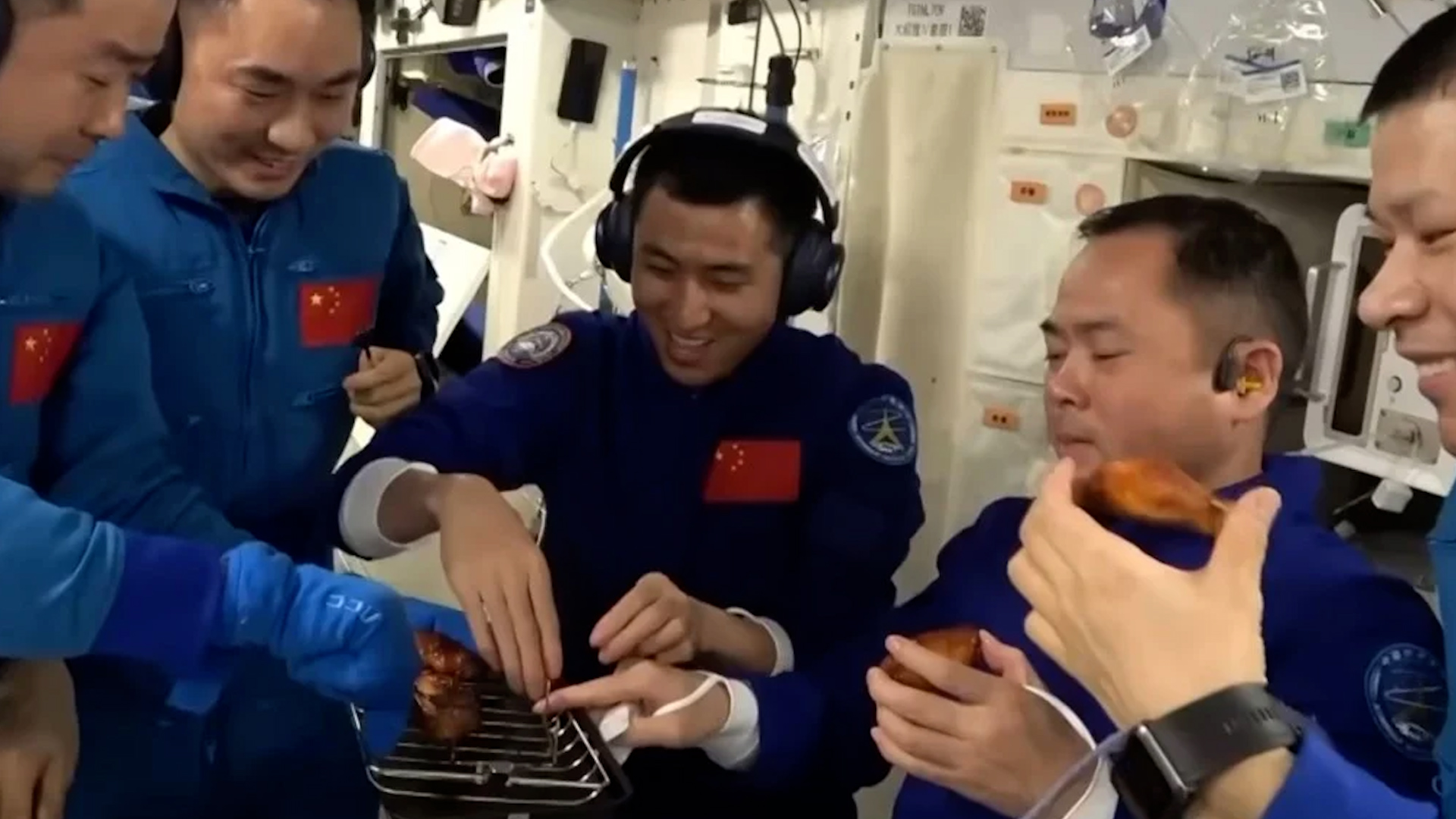 Phi h&agrave;nh gia Trung Quốc thưởng thức &lsquo;bữa tiệc BBQ ngo&agrave;i kh&ocirc;ng gian đầu ti&ecirc;n&rsquo; - Ảnh 1.