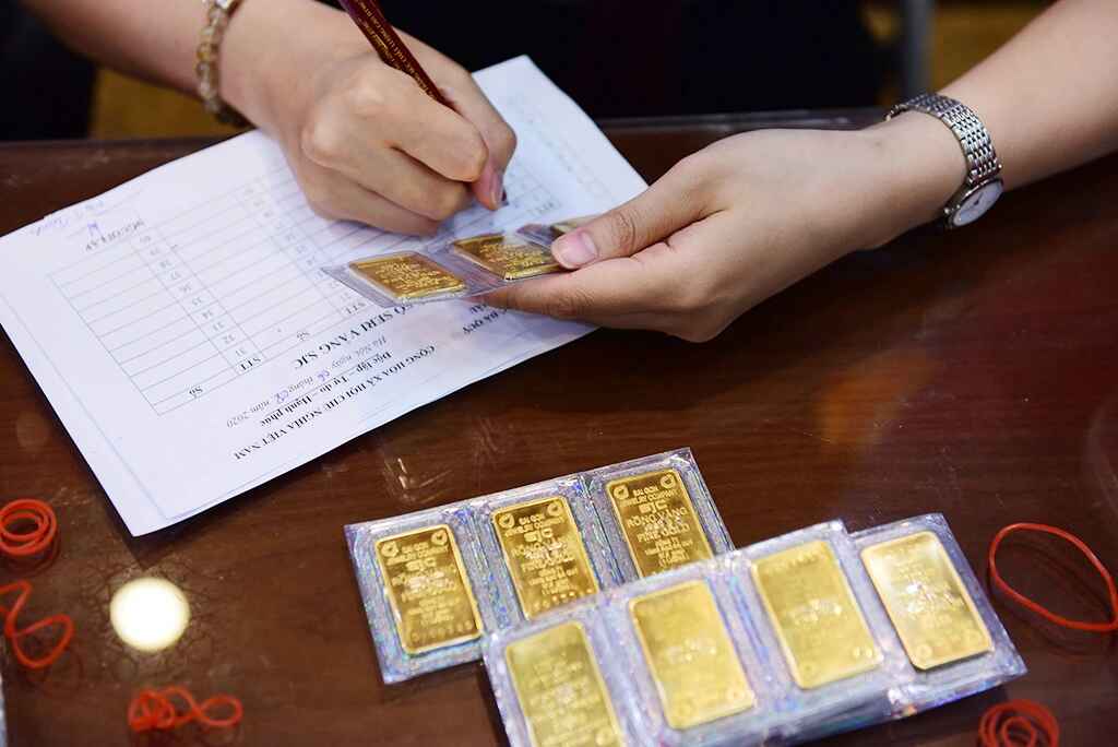 Mua vàng để 'bỏ ống', có nên đánh thuế ?- Ảnh 1. Mua vàng để 'bỏ ống', có nên đánh thuế ?- Ảnh 1.