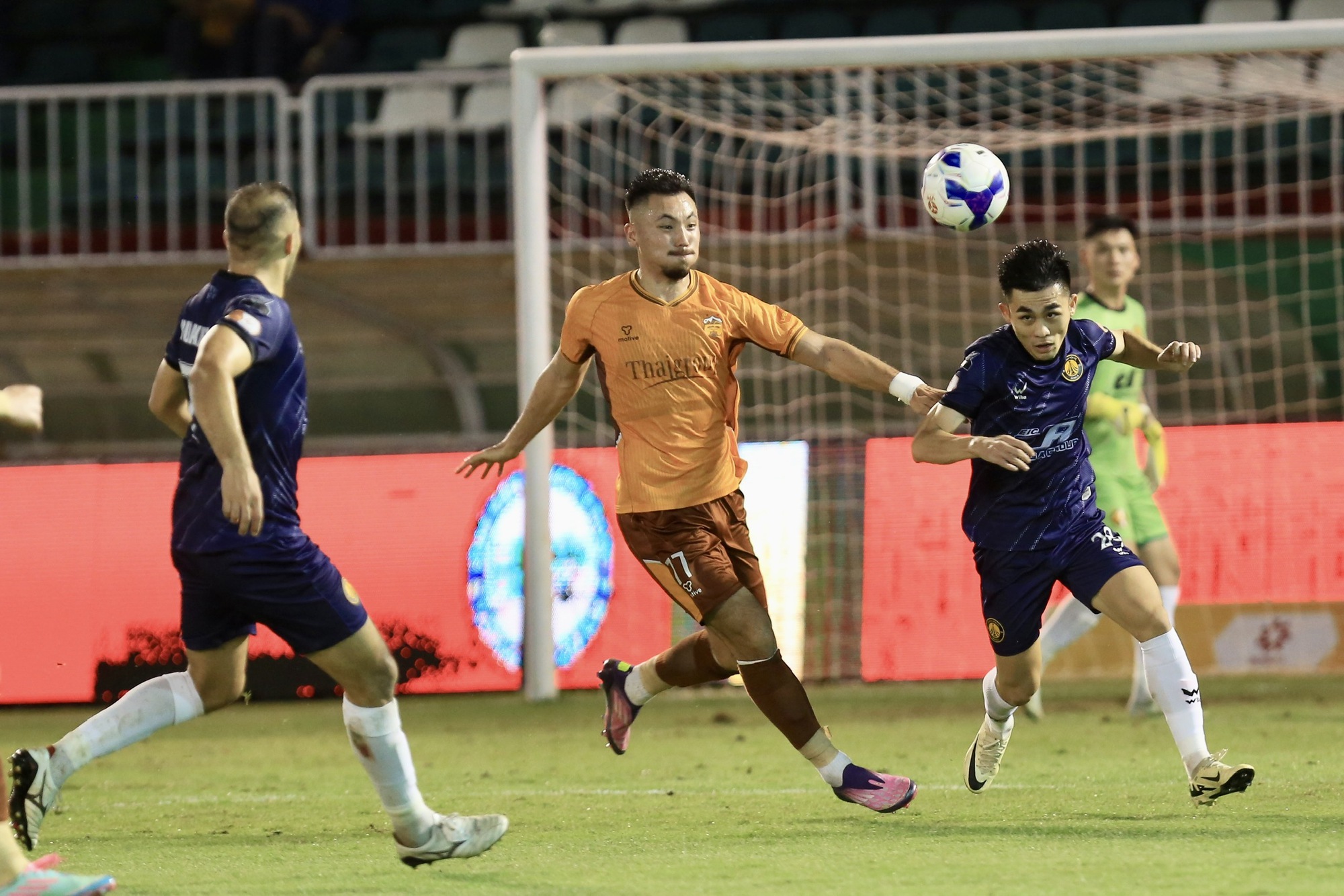 HAGL thoát đáy bảng trước khi V-League tạm nghỉ- Ảnh 1. HAGL thoát đáy bảng trước khi V-League tạm nghỉ- Ảnh 1.