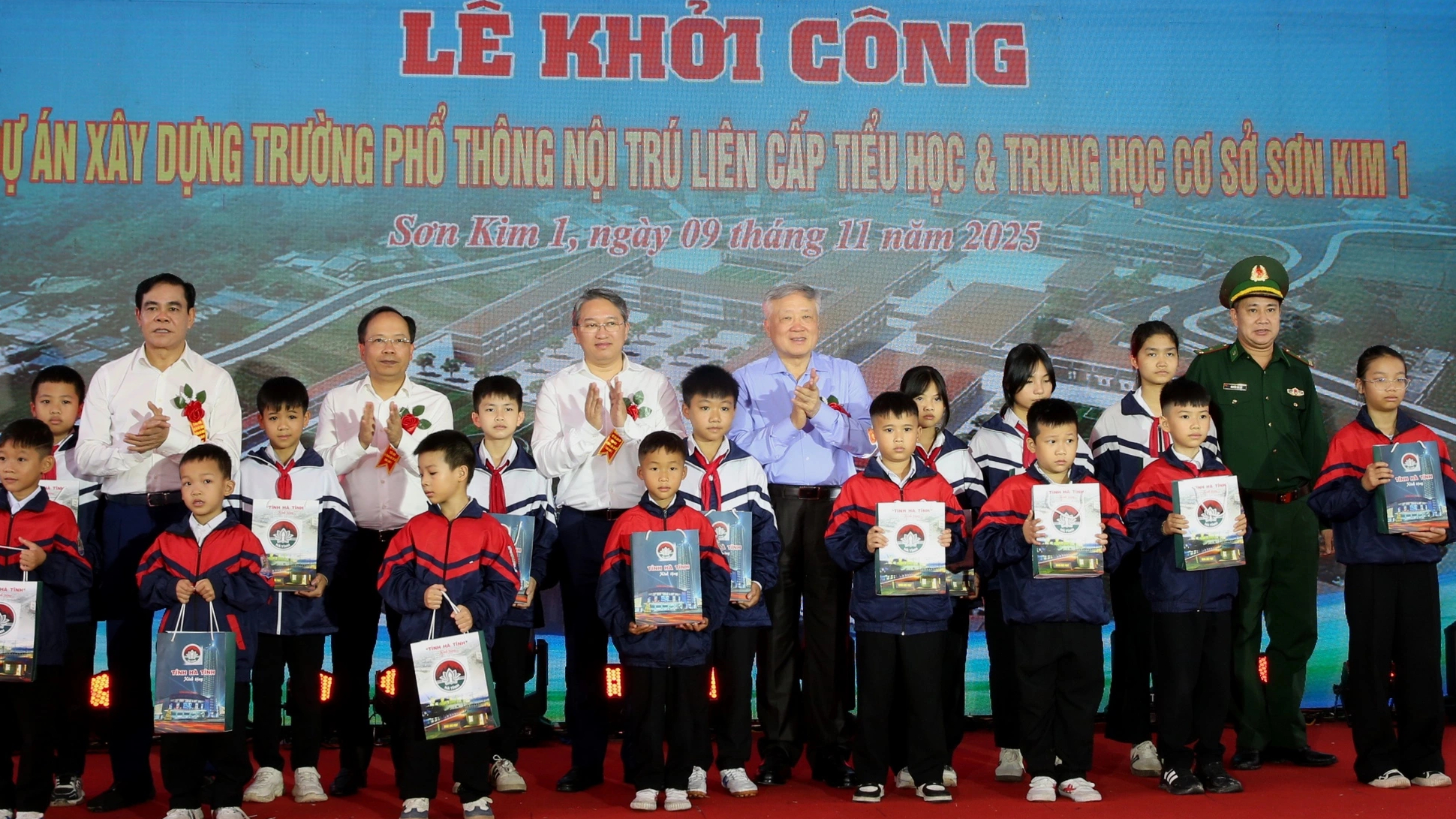 Premier start bouw van 72 internaats voor leerlingen in grensgebieden - Foto 4. Thủ tướng phát động khởi công xây dựng 72 trường nội trú cho học sinh vùng biên - Ảnh 4.