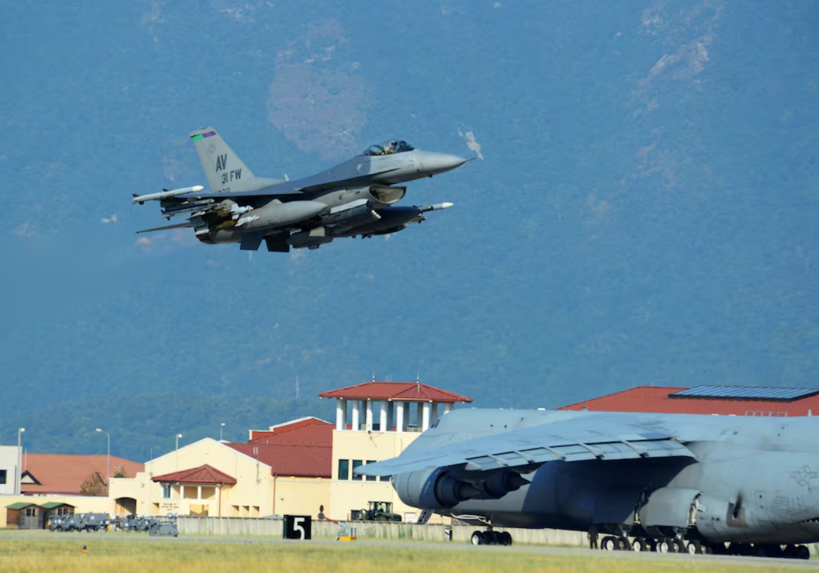 Ý yêu cầu chính phủ Mỹ trả lương cho nhân viên căn cứ Mỹ ở châu Âu- Ảnh 1. Ý yêu cầu chính phủ Mỹ trả lương cho nhân viên căn cứ Mỹ ở châu Âu- Ảnh 1.