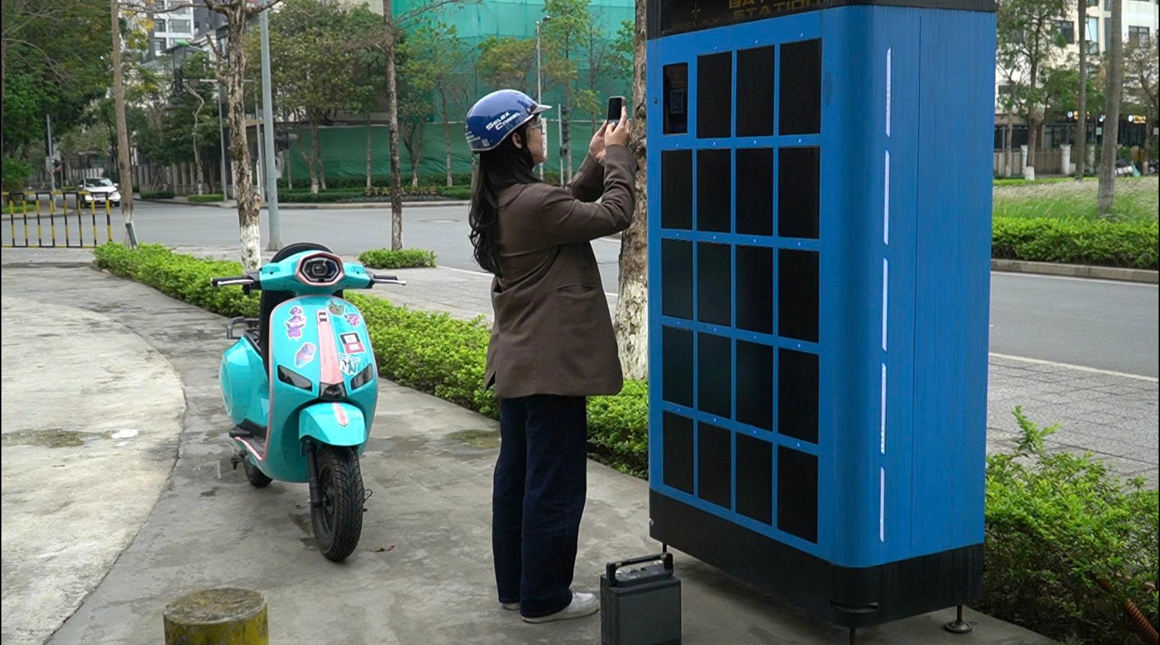 TP.HCM sắp có 20.000 tủ đổi pin xe máy điện trên vỉa hè - Ảnh 1.