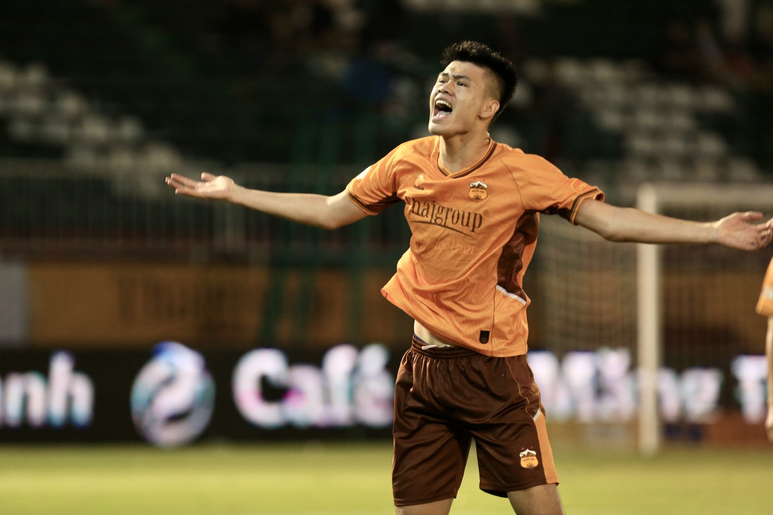 HAGL thoát thua Thanh Hóa nhờ bàn thắng nghẹt thở phút 100: Ông Vũ Tiến Thành ăn mừng cực lạ- Ảnh 5. HAGL thoát thua Thanh Hóa nhờ bàn thắng nghẹt thở phút 100: Ông Vũ Tiến Thành ăn mừng cực lạ- Ảnh 5.