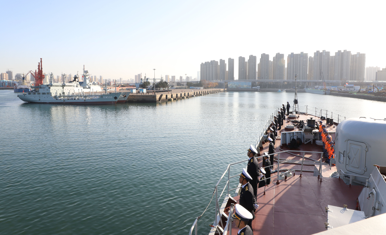 - Ảnh 1. Tàu hộ vệ tên lửa Trần Hưng Đạo cập cảng Thanh Đảo (Trung Quốc) - Ảnh 1.