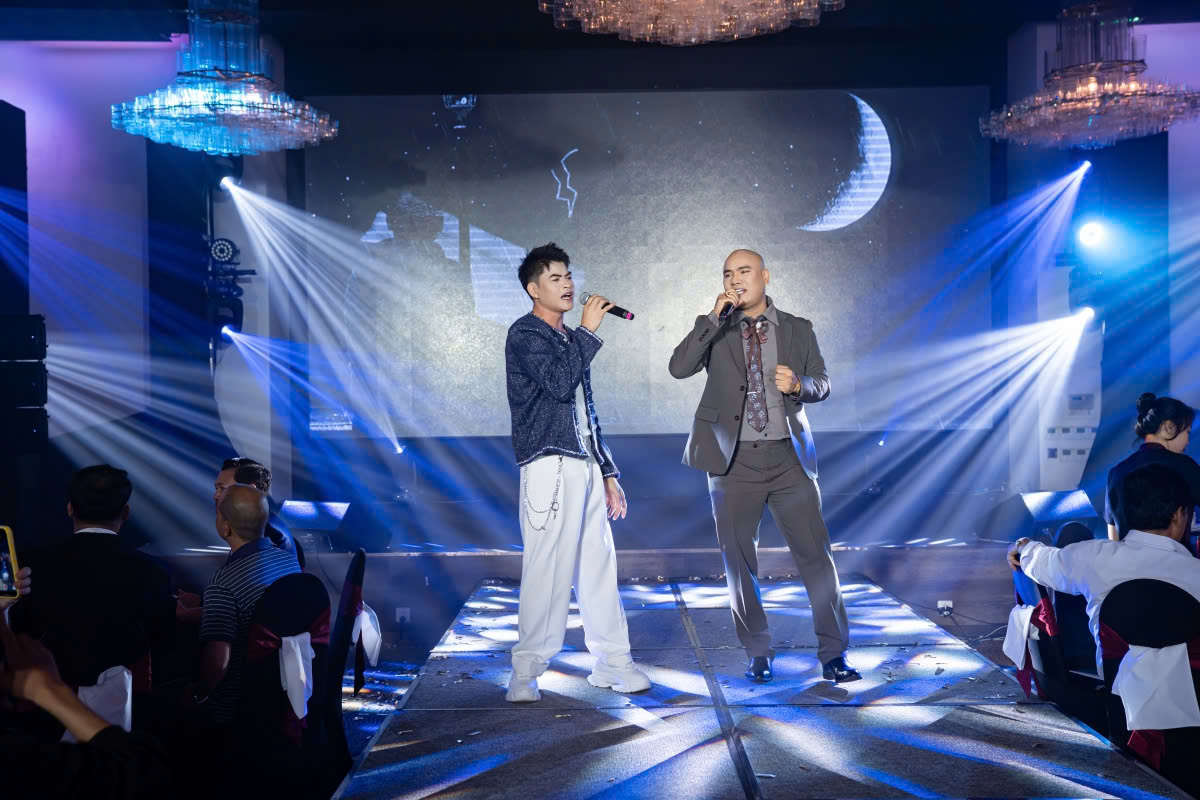 A Tuân chúc mừng hit Lệ ngang trời đạt tỉ view cùng những chia sẻ chân tình - Ảnh 1.