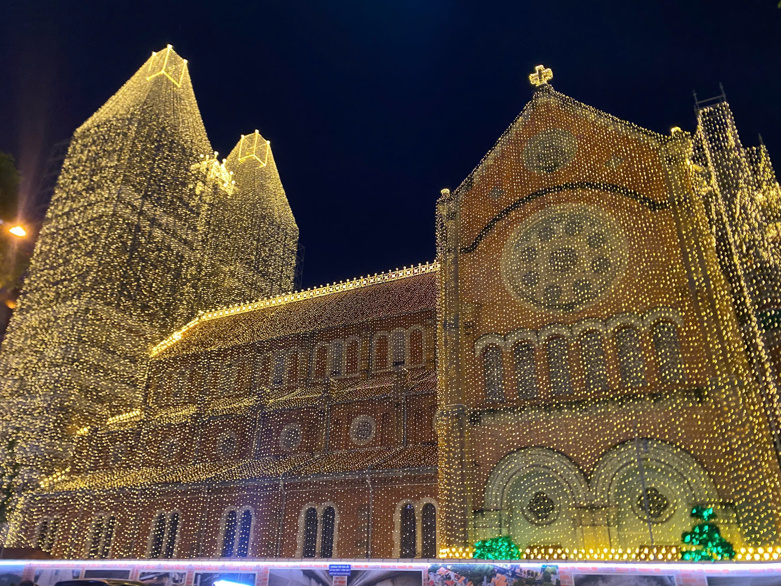 Nhà thờ Đức Bà Sài Gòn lên đèn: Người dân TP.HCM đi check-in Giáng sinh sớm - Ảnh 3.