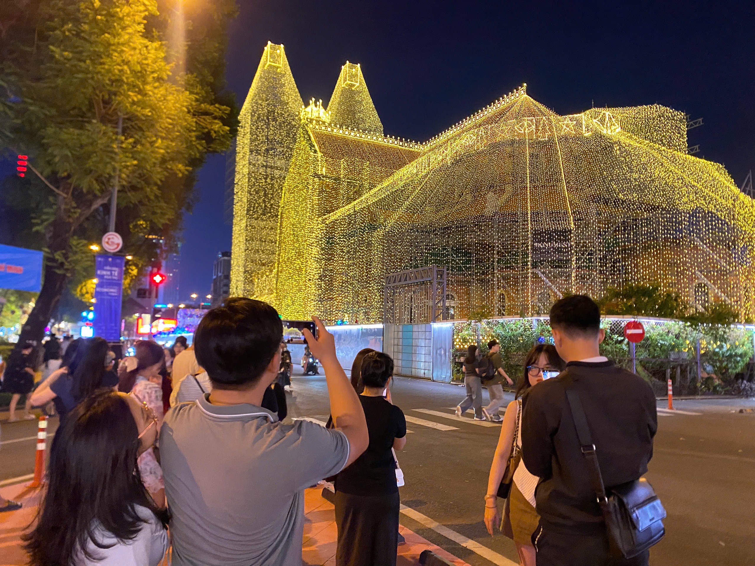 Nhà thờ Đức Bà Sài Gòn lên đèn: Người dân TP.HCM đi check-in Giáng sinh sớm - Ảnh 5.