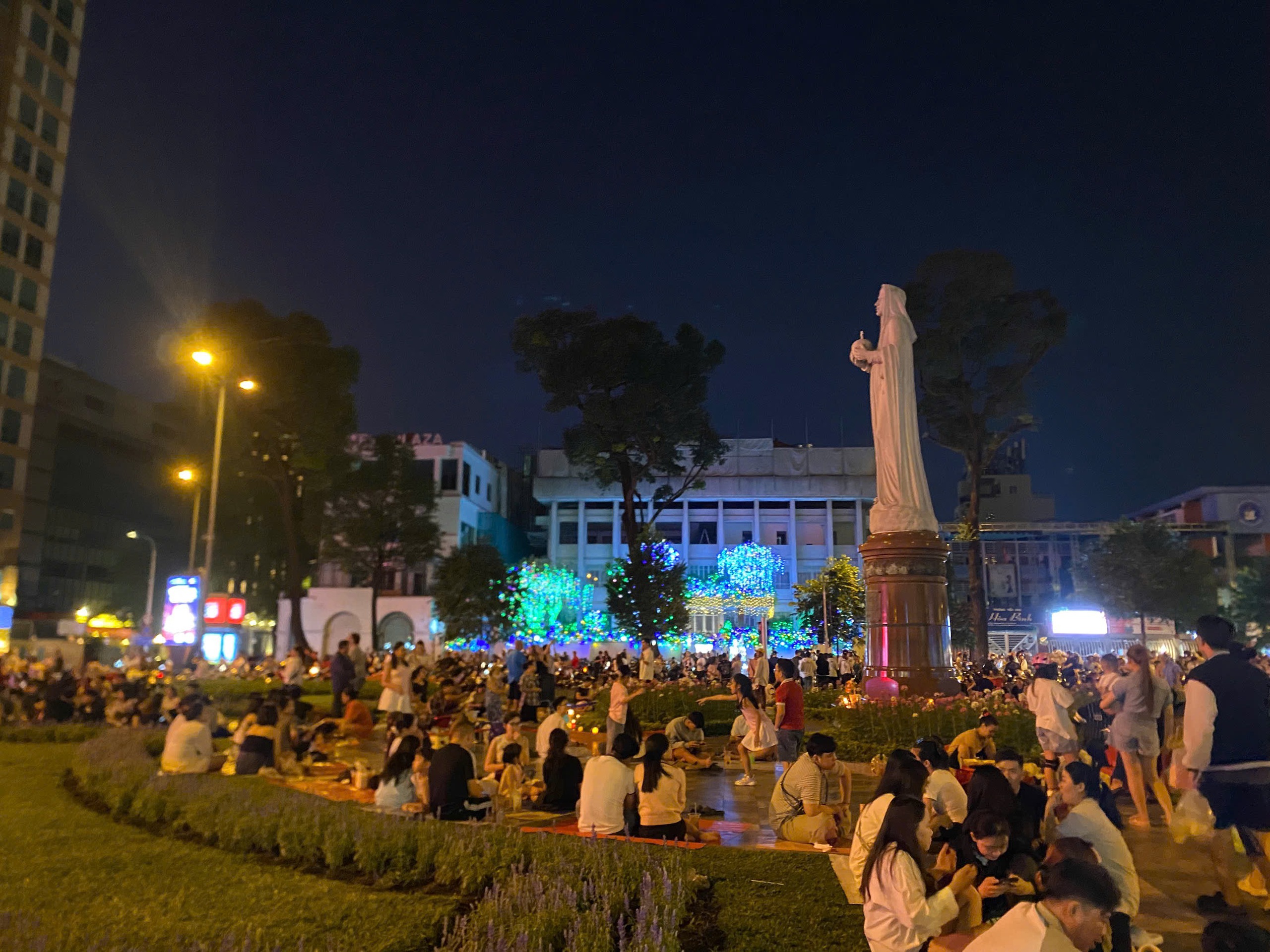 Nhà thờ Đức Bà Sài Gòn lên đèn: Người dân TP.HCM đi check-in Giáng sinh sớm - Ảnh 7.